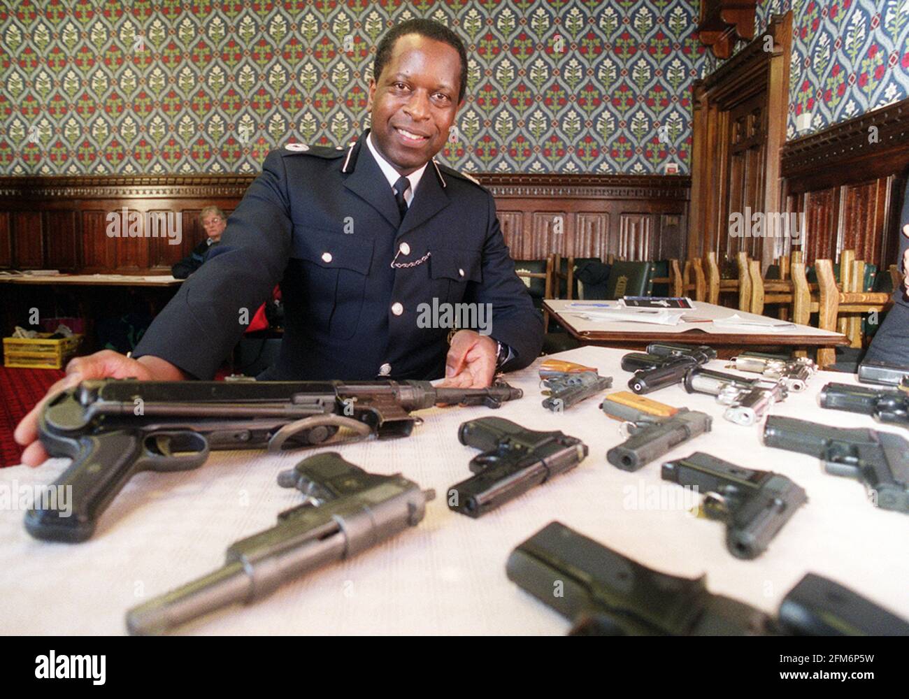 DER ABGEORDNETE CHARLES CLARKE ERÖFFNETE HEUTE EINE AUSSTELLUNG IM UNTERHAUS MIT DEM ZIEL, DEN BESITZ VON REPLIKA-GESCHÜTZEN ZU BESCHRÄNKEN. ABB. ZEIGT COMMANDER MIKE FULLER, DER LEITER DER OPERATION TRIDENT, MIT EINER AUSWAHL AN REPLIK- UND SPIELZEUGWAFFEN. ER HAT EINE NACHGEBAUTE MP40-MASCHINENPISTOLE IN DER HAND. Stockfoto