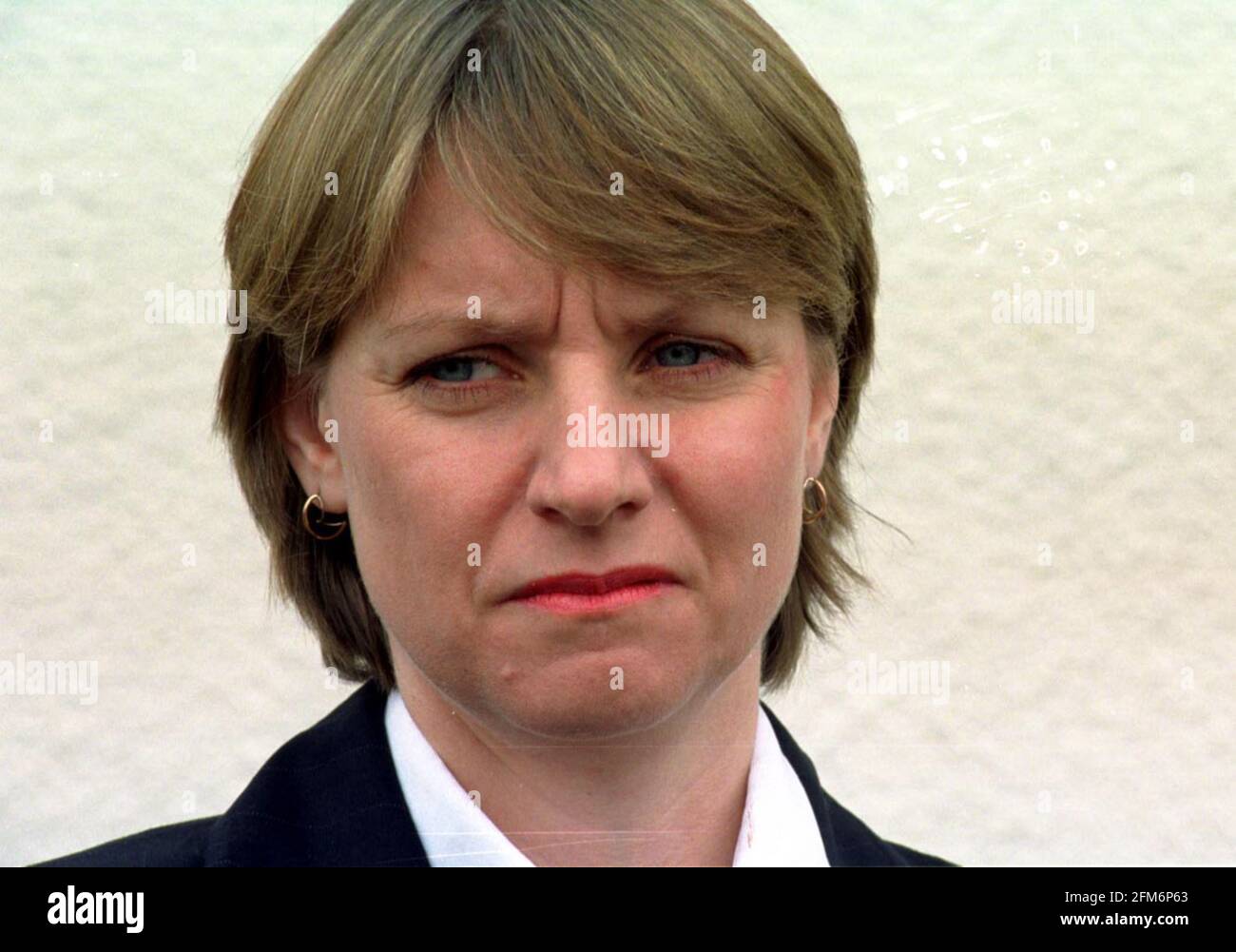 UNTERSUCHUNG VON TODESFÄLLEN BEI KINDERN IM WEXHAM PARK HOSPITAL, SLOUGH. MARGARET EDWARDS, CHIEF EXECUTIVE VON HEATHERWOOD UND WEXHAM PARK HOSPITALS NHS TRUST, BEI EINER PRESSEKONFERENZ AUF EINEM LOKALEN SPORTPLATZ IN DER NÄHE DES KRANKENHAUSES. Stockfoto