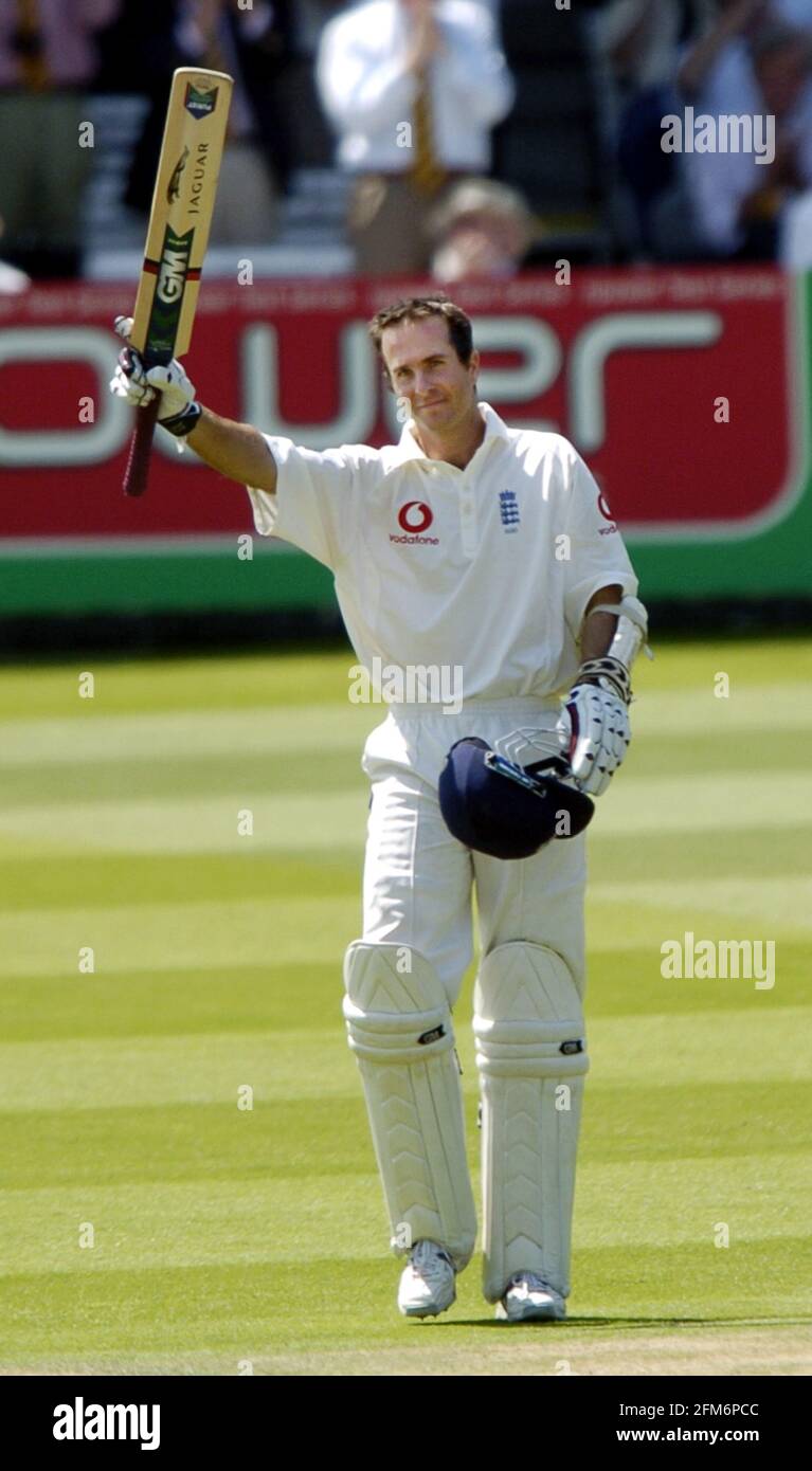 MICHEAL VAUGHAN, NACHDEM ER SEIN BILD VON DAVID ASHDOWN GOLF AUS DEM JAHR 100 ERHALTEN HATTE Test Cricket Stockfoto