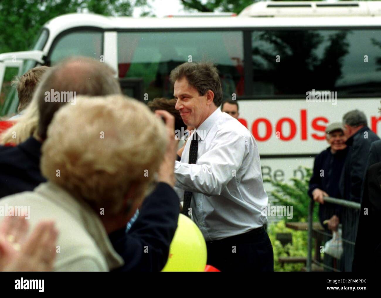 PREMIERMINISTER TONY BLAIR, DER AM 2001. JUNI BEIM MAGNAT EINTRIFFT PUB IN CASTLEFORD YORKSHIRE, UM SICH AN PARTEIARBEITER ZU WENDEN Stockfoto