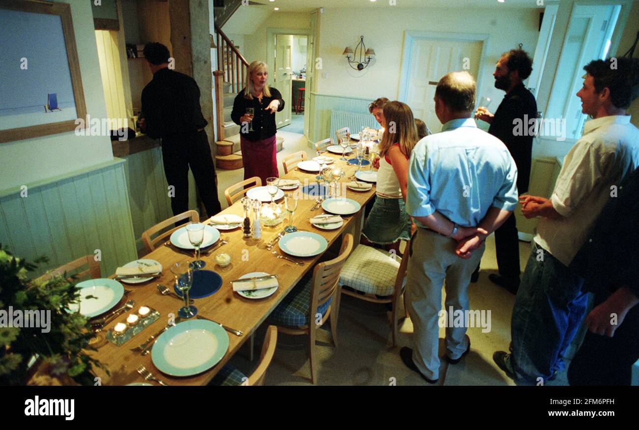 DAS ABENDESSEN WIRD IM CLIPPER HOUSE, WEST LOOE, SERVIERT. HELEN LEDERER IST IN DER MITTE MIT SCHWARZEM CARDIGAN UND BLONDEM HAAR. Stockfoto