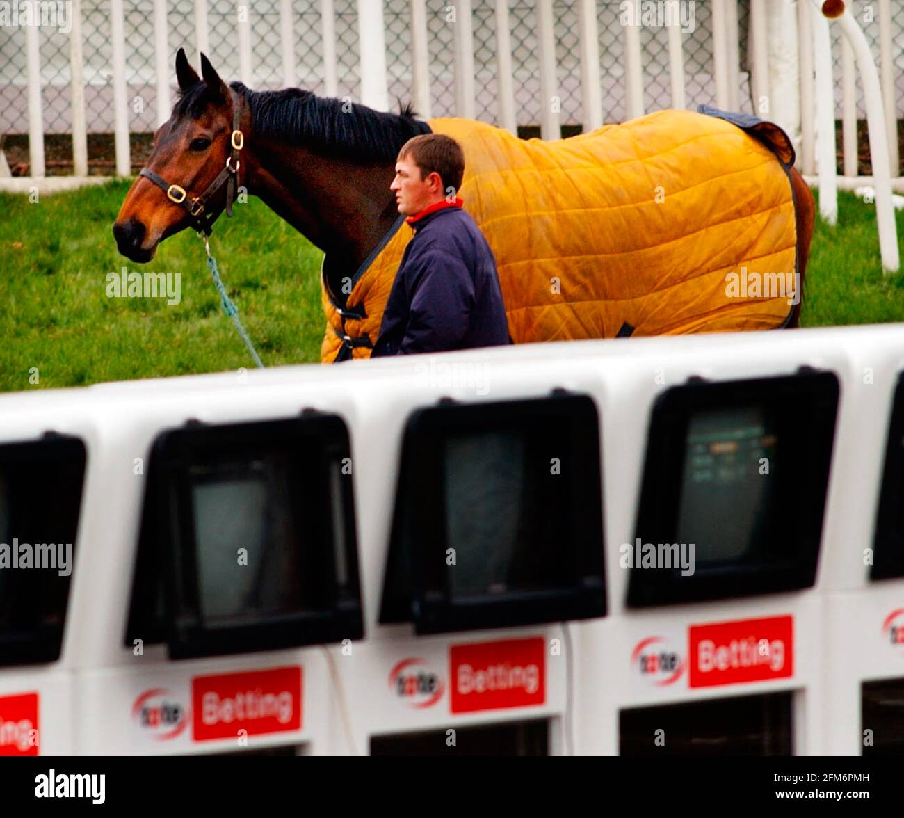 CNELTENHAM RENNBAHN AM TAG VOR 11/3/2002 BILD DAVID ASHDOWN RACING CHELTENHAM Stockfoto