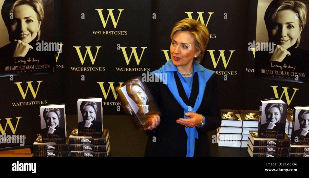 HILARY CLINTON SIGHNS KOPIEN IHRES BUCHES BEI WATERSTONES IN PICCADILLY,3/7/03 PILSTON Stockfoto