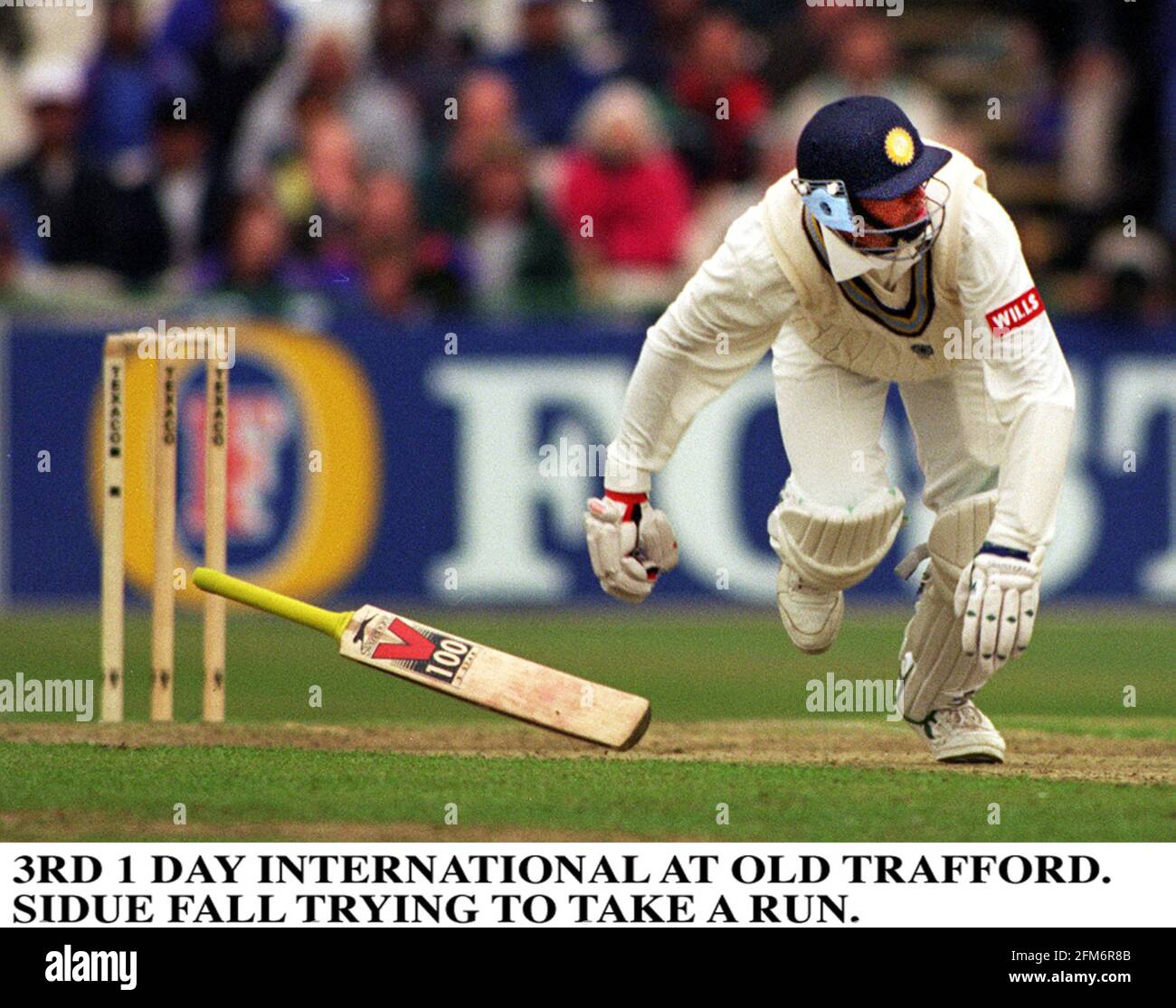 Rahul Dravid aus Indien vergisst seine Fledermaus, während er geht Für einen schnellen Lauf im Texaco One Cricket International Im Old Trafford Stockfoto