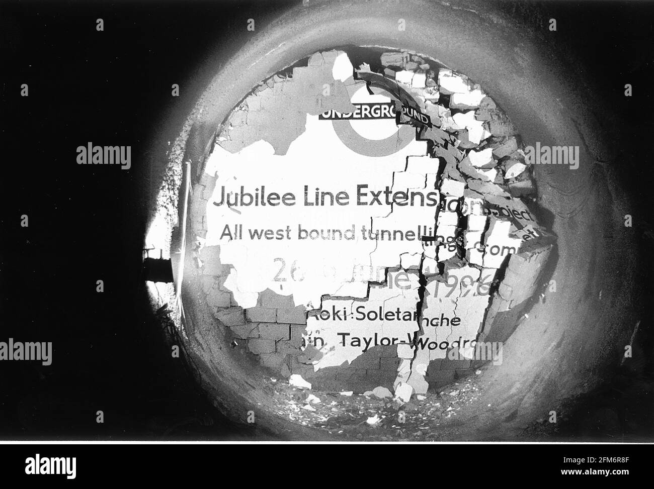 35 METER UNTER DER ERDE. EINE TUNNELBOHRMASCHINE STÜRZT BEI DER DURCHBRUCHZEREMONIE FÜR DIE JUBILEE-LINIENERWEITERUNG DURCH EINE NEU GEBAUTE BREEZEBLOCK-WAND Stockfoto