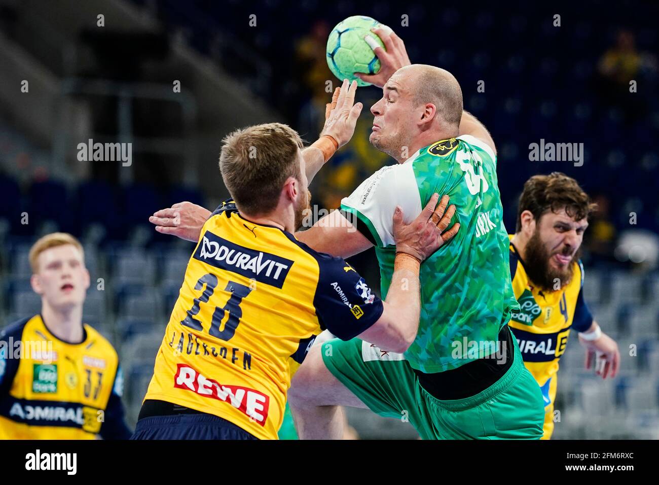 Mannheim, Deutschland. Mai 2021. Handball: Bundesliga, Rhein-Neckar Löwen - Füchse Berlin, Matchday 28, SAP Arena. Der Berliner Paul Drux (M) holt sich das bessere gegen Mait Patrail (r) und Albin Lagergren von den Rhein-Neckar Löwen. Quelle: Uwe Anspach/dpa/Alamy Live News Stockfoto