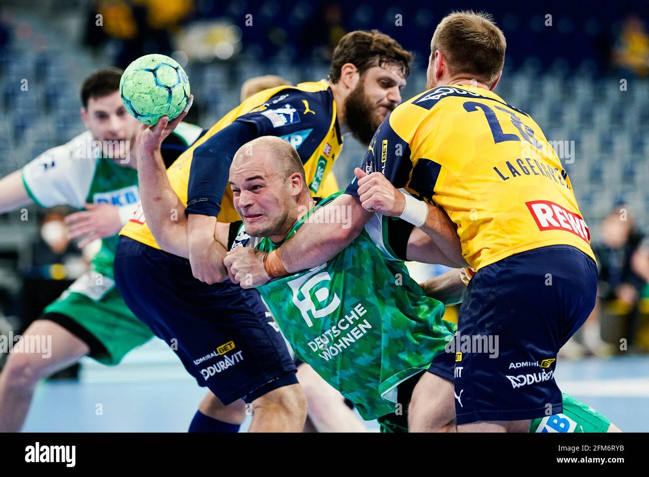 Mannheim, Deutschland. Mai 2021. Handball: Bundesliga, Rhein-Neckar Löwen - Füchse Berlin, Matchday 28, SAP Arena. Der Berliner Paul Drux (l) gewinnt gegen Mait Patrail (m) und Albin Lagergren von den Rhein-Neckar Löwen das bessere. Quelle: Uwe Anspach/dpa/Alamy Live News Stockfoto