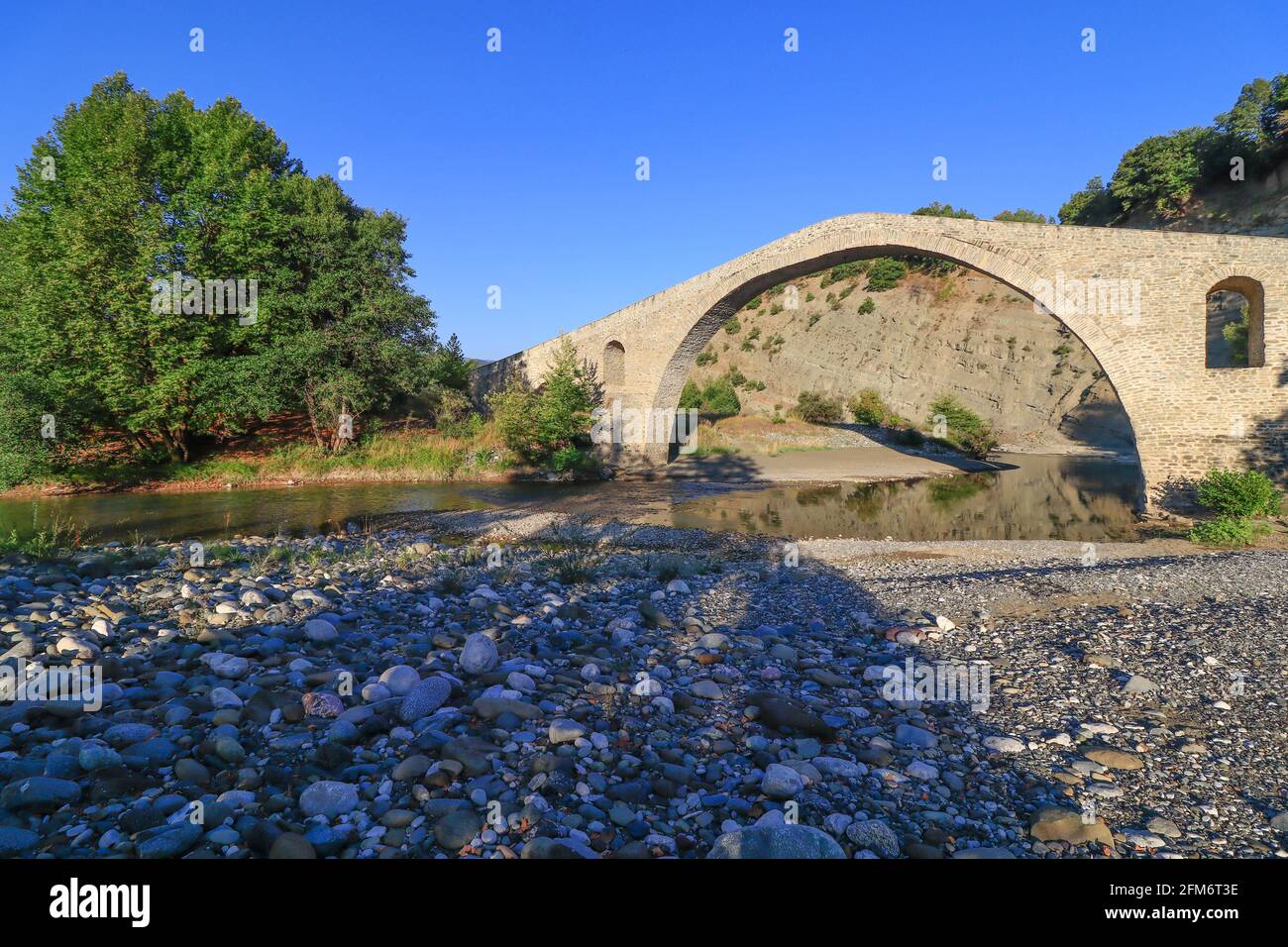 Alte Steinbrücke von Aziz Aga, Venetikos Fluss, Grevena, Mazedonien, Griechenland Stockfoto