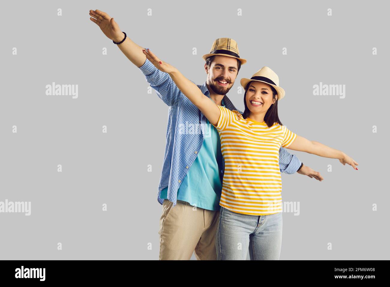 Portrait positiv fröhliches Paar Tourist posiert mit Armen wie Flugzeug Flügel Stockfoto