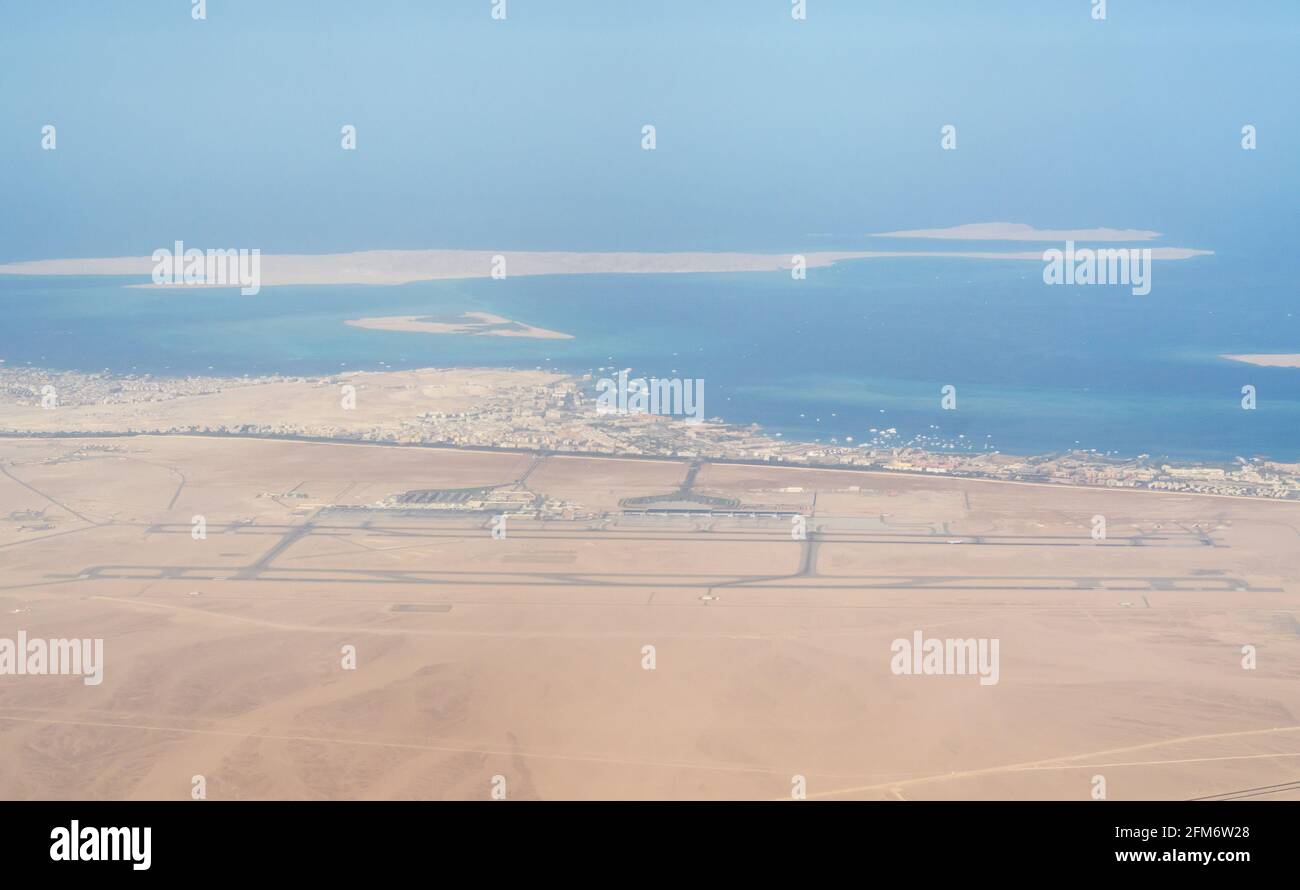 Panoramablick aus dem Flugzeugfenster auf das Rote Meer Und die Wüste in Ägypten Stockfoto