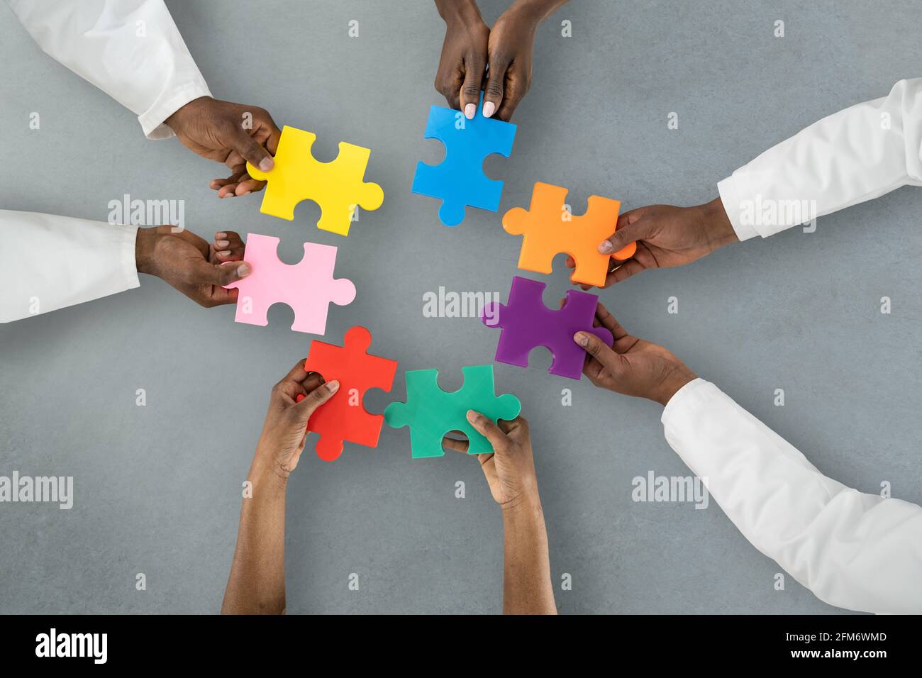 African Medical Doctor Group Holding Puzzle Zusammen Stockfoto