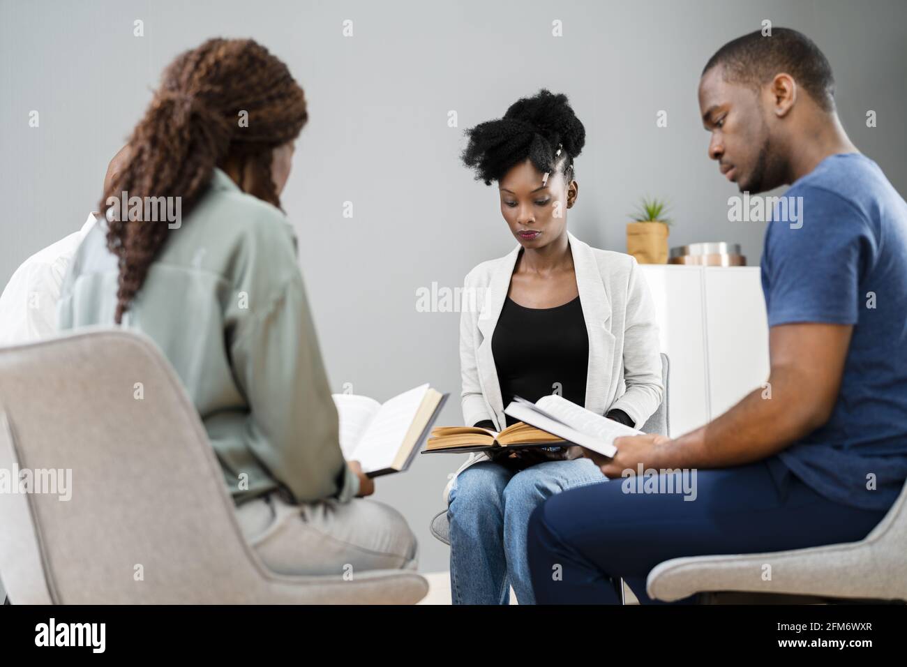 Afrikanische Gruppe Von Menschen, Die Gemeinsam Religiöse Bücher Lesen Stockfoto