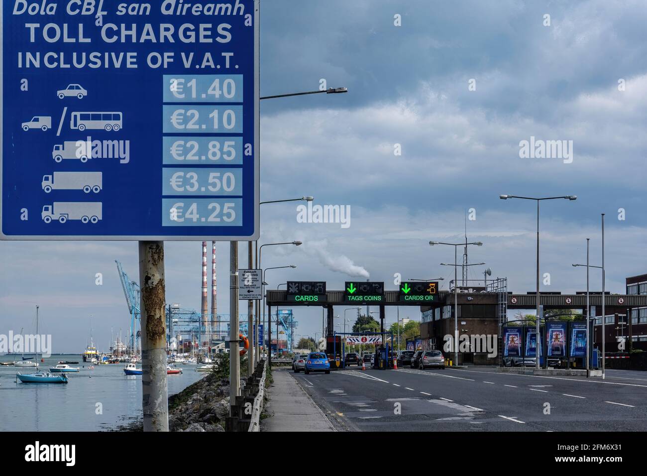 Die East Link toll Bridge, die Ringsend mit der Nordmauer in Dublin, Irland, verbindet. Es ist eine bascule Hubbrücke auf der Tom Clarke Bridge. Stockfoto