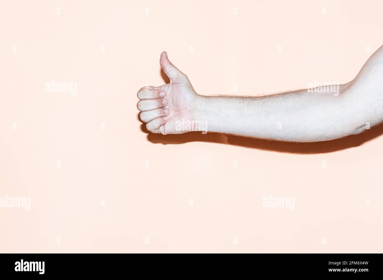 Handbewegung auf orangefarbenem Hintergrund. Gute Geste Stockfoto