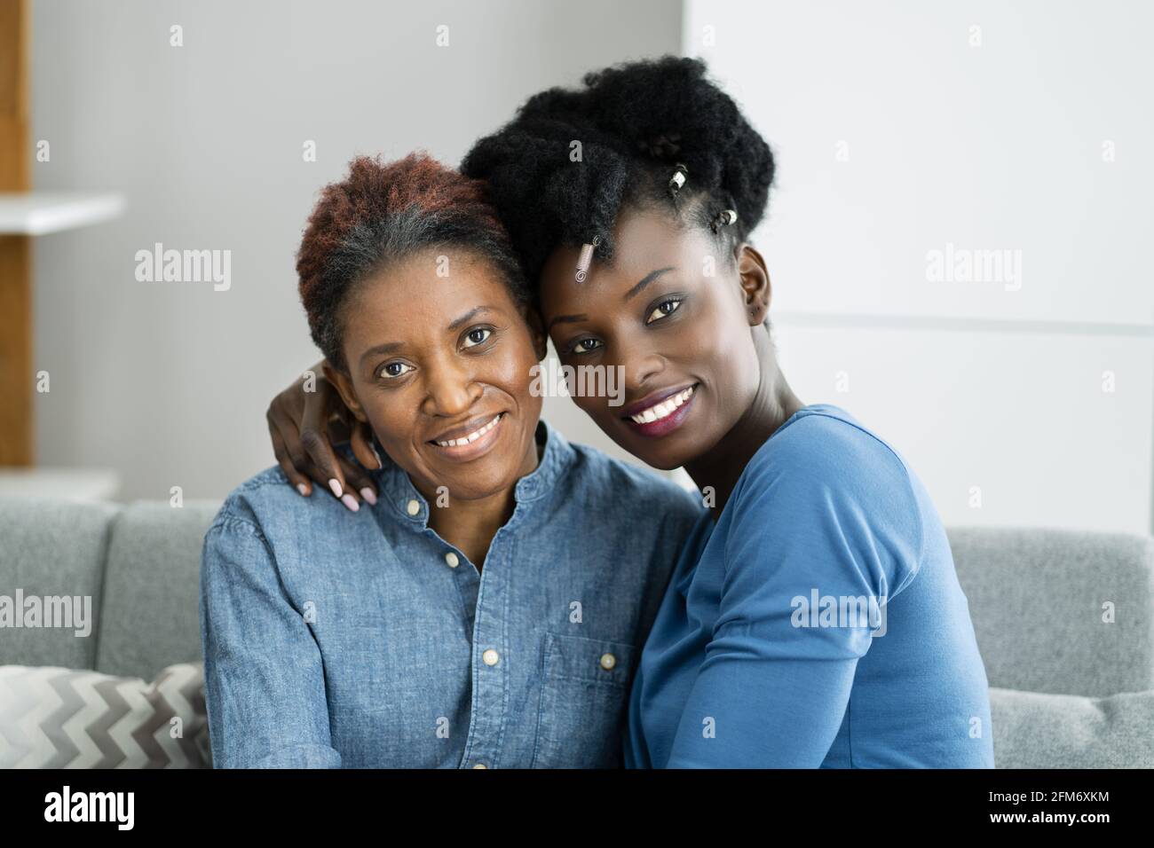 African Teen Unterstützung Für Ältere Reife Mutter Stockfoto