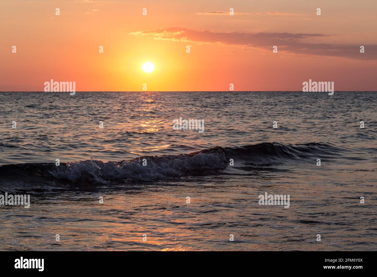 Wunderschöner Sonnenuntergang in Griechenland. Sommerlandschaft. Speicherplatz kopieren Stockfoto