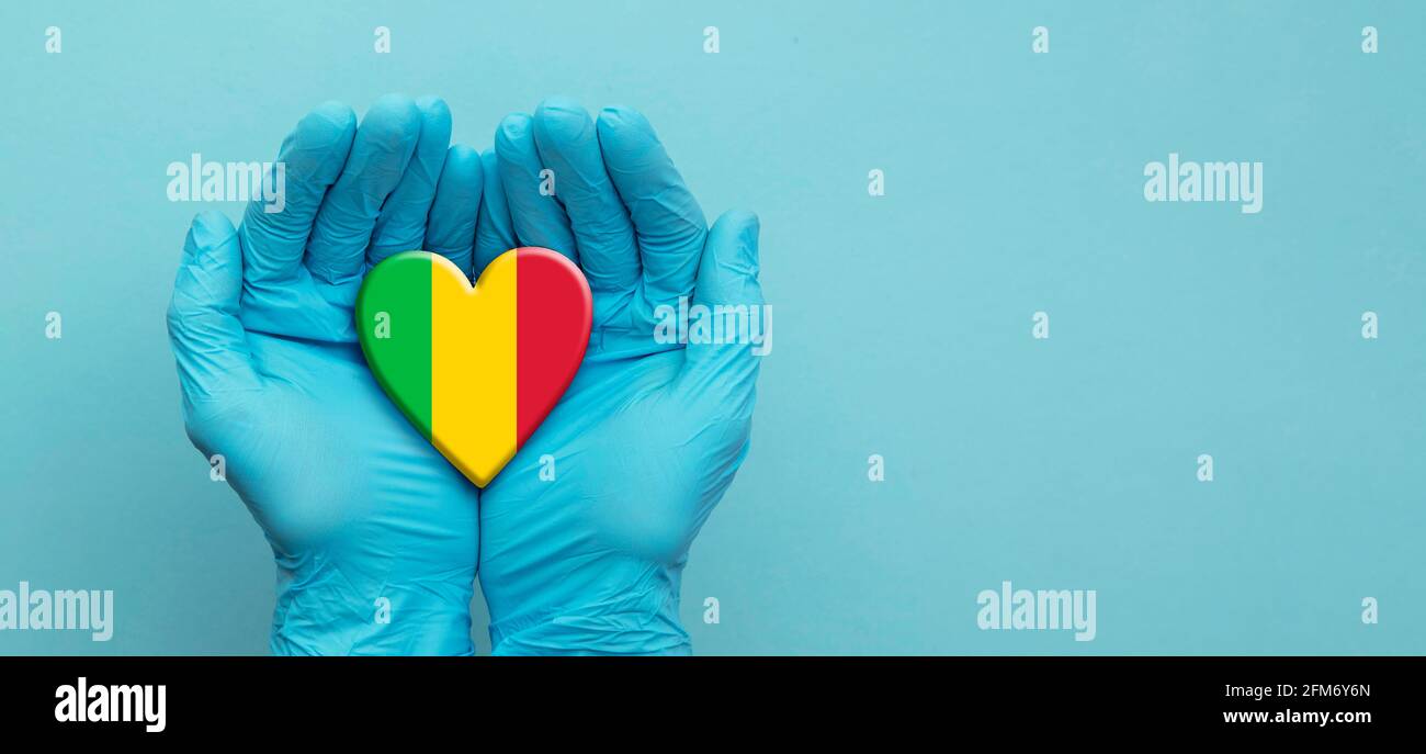 Ärzte Hände tragen chirurgische Handschuhe mit Mali Flagge Herz Stockfoto
