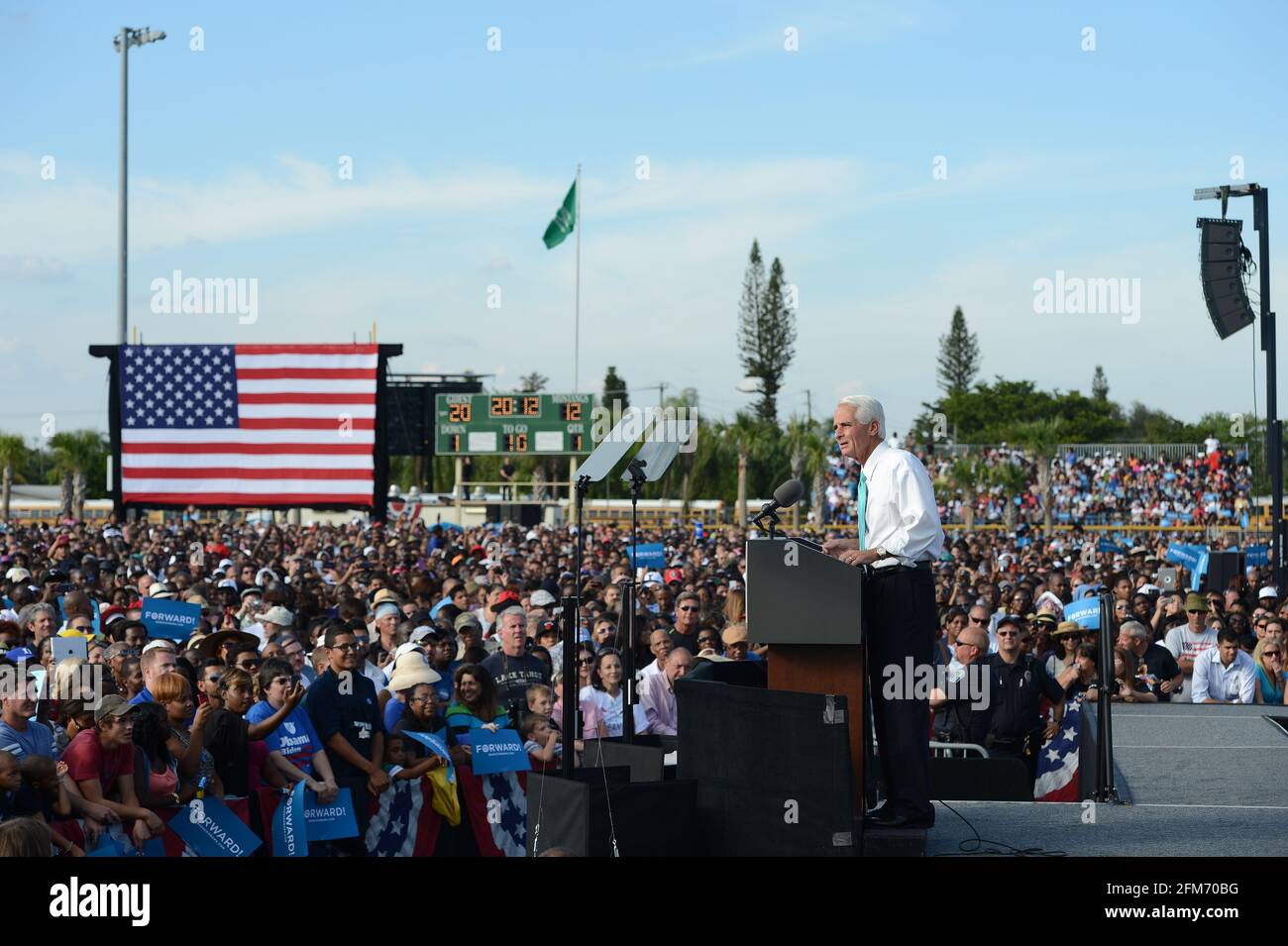 Hollywood, Vereinigte Staaten Von Amerika. November 2012. HOLLYWOOD, FL - 04. NOVEMBER: Charlie Crist nimmt an einer Kundgebung für US-Präsident Barack Obama an der McArthur High School in Hollywood, Florida, Teil, Obama und Herausforderer Mitt Romney haben am Sonntag Amerika durchkreuzt, Der Appell für die Stimmen in einem zweitägigen Endspiel für den US-Wahlsieg, den beide Seiten behaupten, liegt in ihrer Reichweite. Am 11. Oktober 2012 in Hollywood, Florida. Personen: Charlie Crist Kredit: Storms Media Group/Alamy Live News Stockfoto