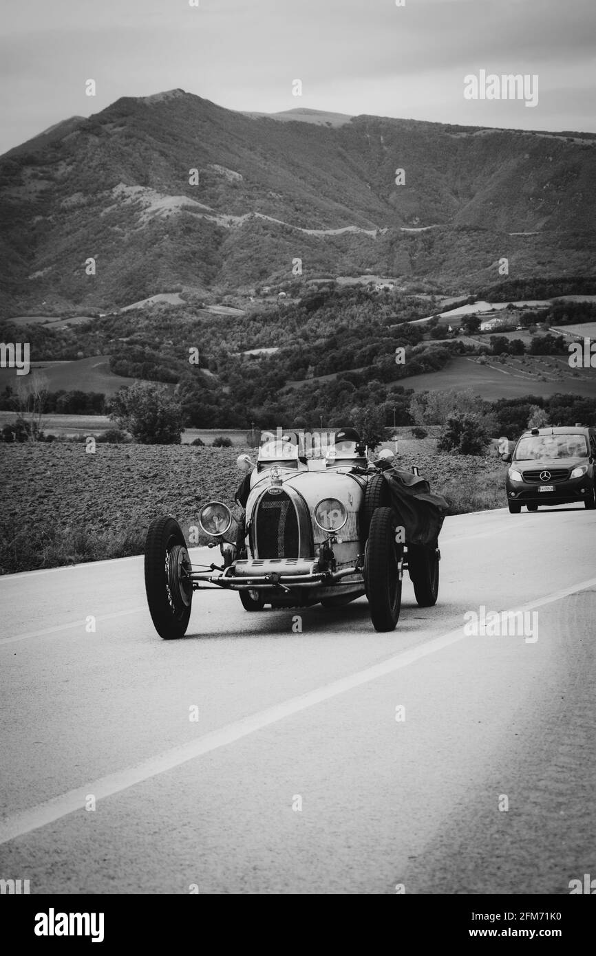 CAGLI , ITALIEN - OTT 24 - 2020 : BUGATTI T35 1925 auf einem alten Rennwagen in Rallye Mille Miglia 2020 das berühmte historische Rennen italiens (1927-1957) Stockfoto