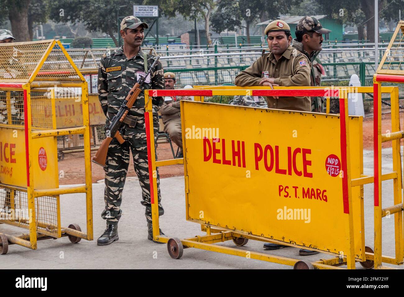 DELHI, INDIEN - 24. JANUAR 2017: Polizeibarrieren an der Rajpath-Straße für die Feierlichkeiten zum Tag der Republik am 26. Januar in Neu-Delhi vorbereitet. Stockfoto