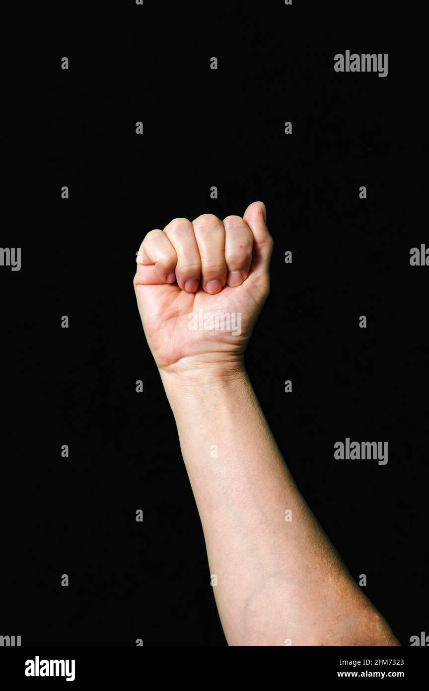 Hand machen und zeigen Brief EIN internationales Zeichen Sprache dunkel Hintergrund Stockfoto