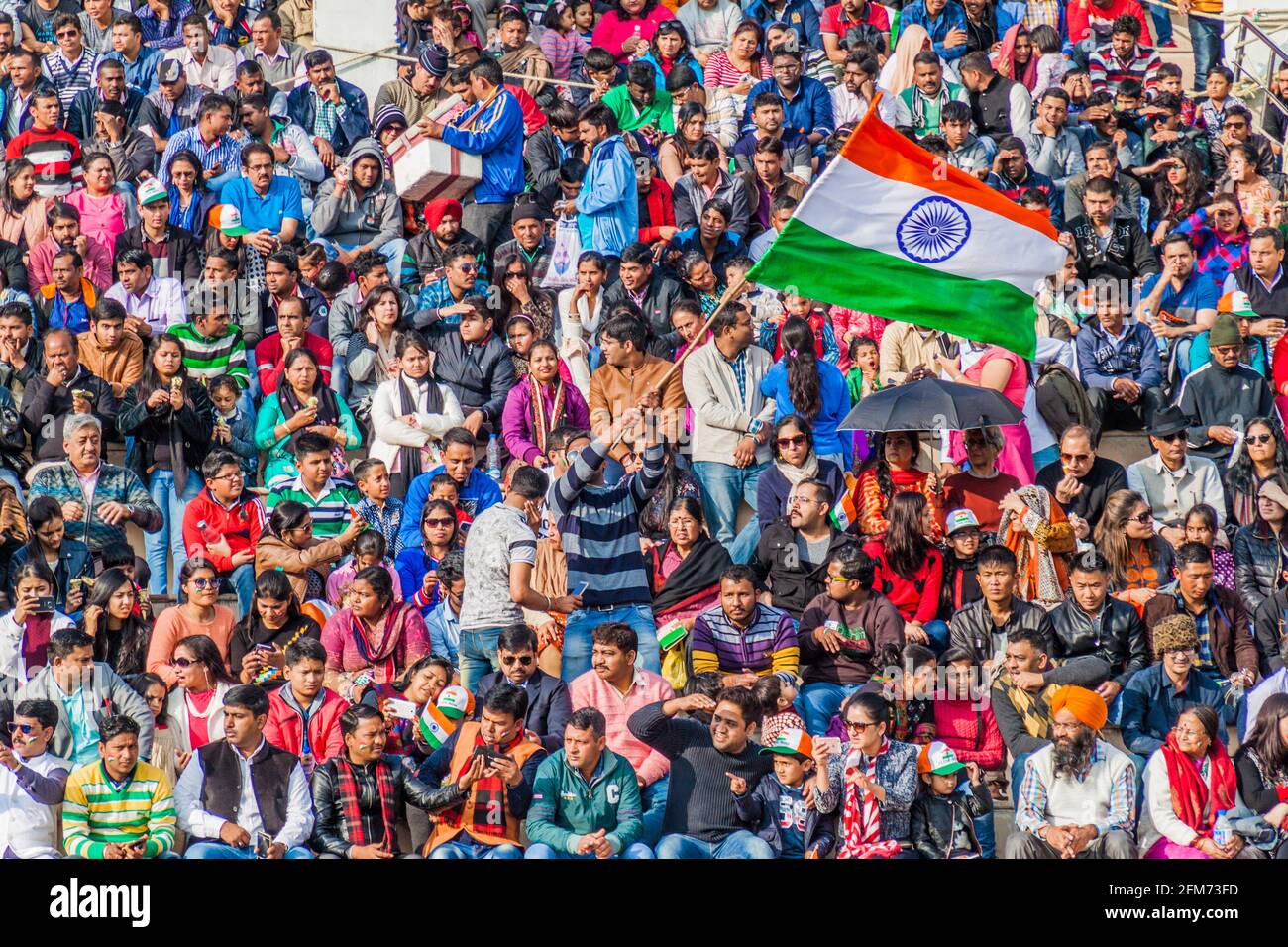 WAGAH, INDIEN - 26. JANUAR 2017: Indische Zuschauer beobachten die Militärzeremonie an der indisch-pakistanischen Grenze in Wagah in Punjab, Indien. Stockfoto