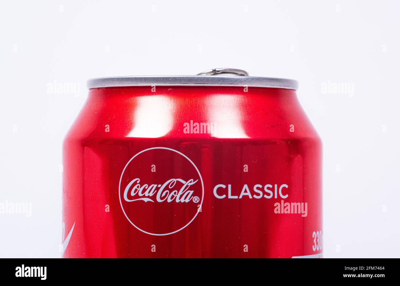 Göteborg, Schweden - Juni 18 2019: Detail einer Coca Cola 33cl Dose auf weißem Hintergrund. Stockfoto