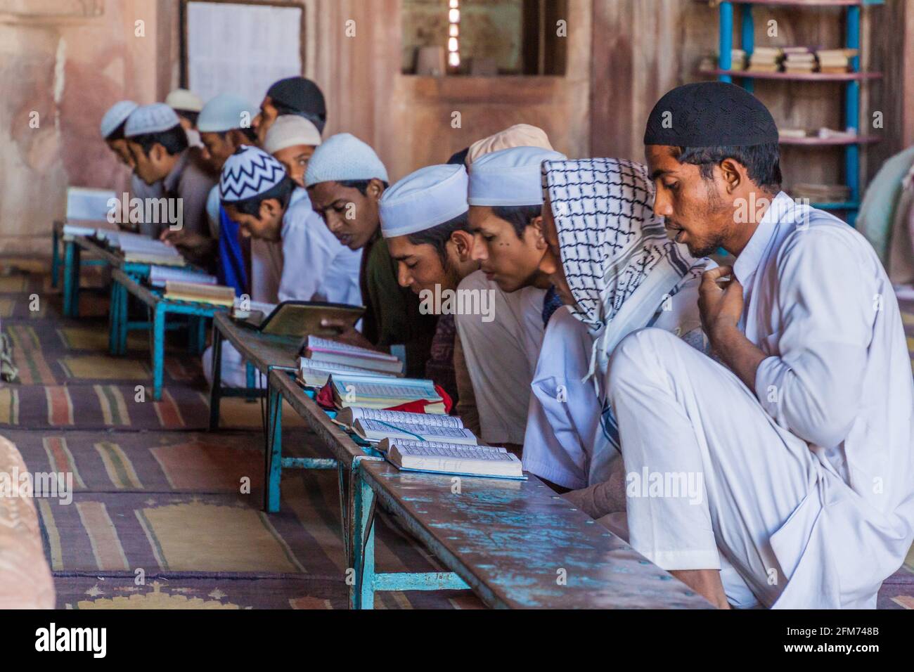 BHOPAL, INDIEN - 5. FEBRUAR 2017: Quran-Studenten in der Taj-ul-Masjid Moschee in Bhopal, Bundesstaat Madhya Pradesh, Indien Stockfoto
