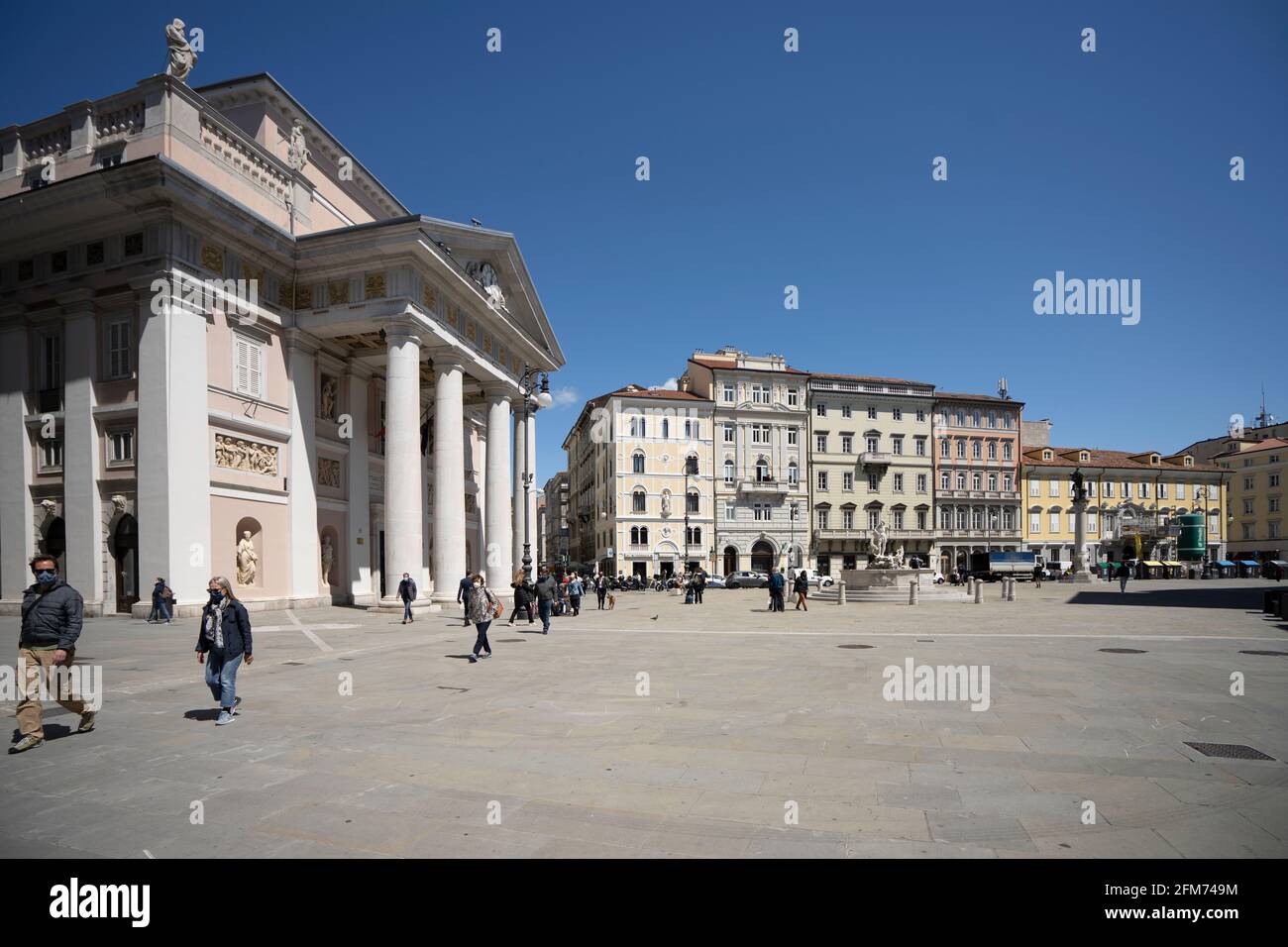 Triest, Italien. 3.Mai 2021. Der Panoramablick auf die piazza della Borsa im Stadtzentrum Stockfoto