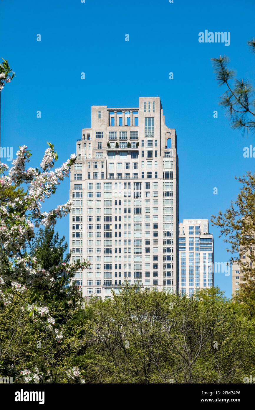 Century Apartments, 25 Central Park West, vom Central Park aus gesehen, New York, NY 2021 Stockfoto