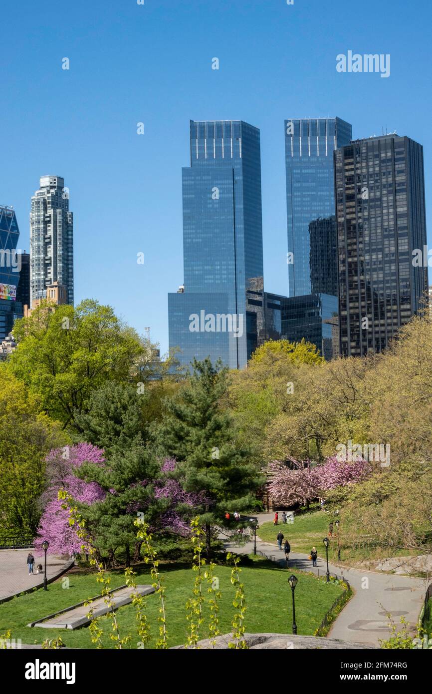 Time Warner Center, Trump Hotel und andere Wolkenkratzer über den blühenden Bäumen des Central Park , 2021, Spring, NYC, USA Stockfoto