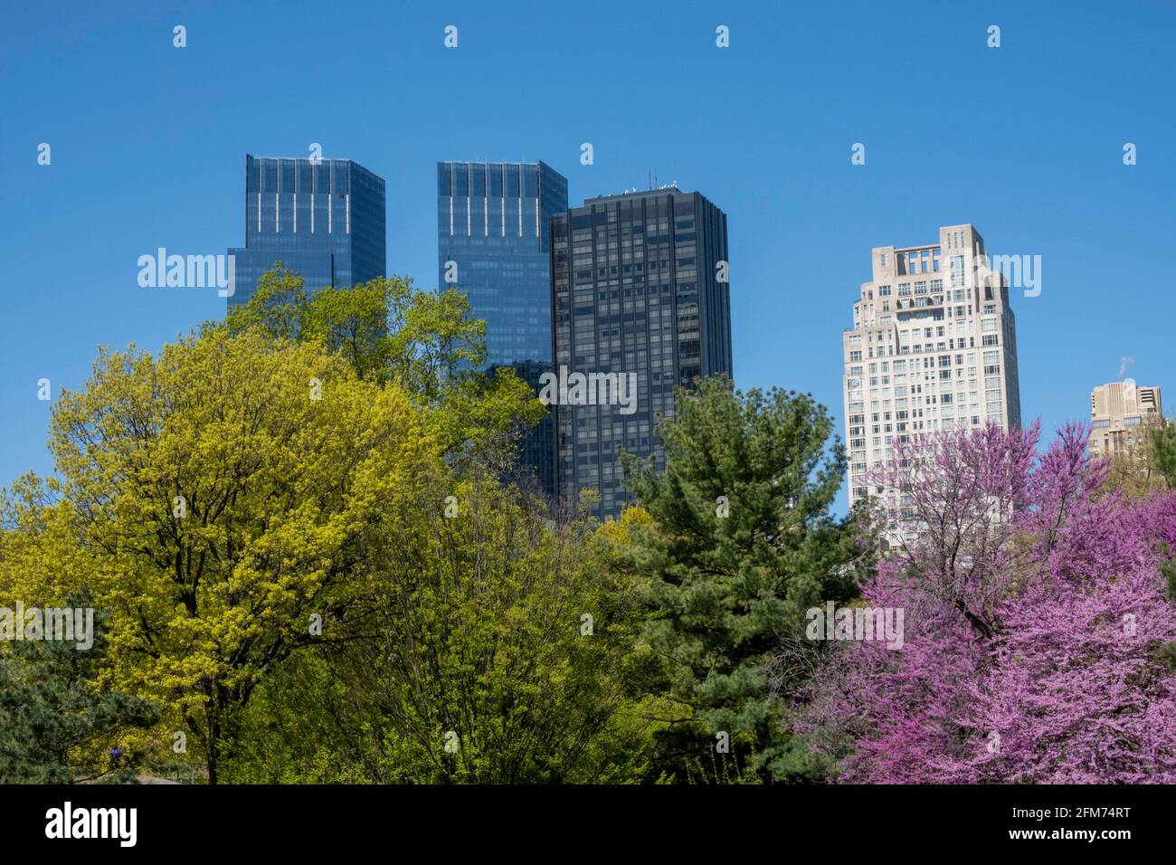 Skyline von der Westseite vom Central Park aus an einem Frühlingstag, New York City, USA 2021 Stockfoto