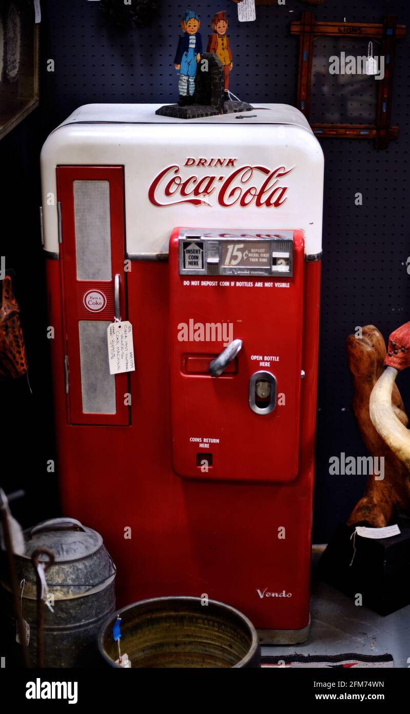 Ein alter Coca-Cola-Automaten aus den 1950er Jahren zum Verkauf in einem Antiquitätengeschäft in Santa Fe, New Mexico. Stockfoto
