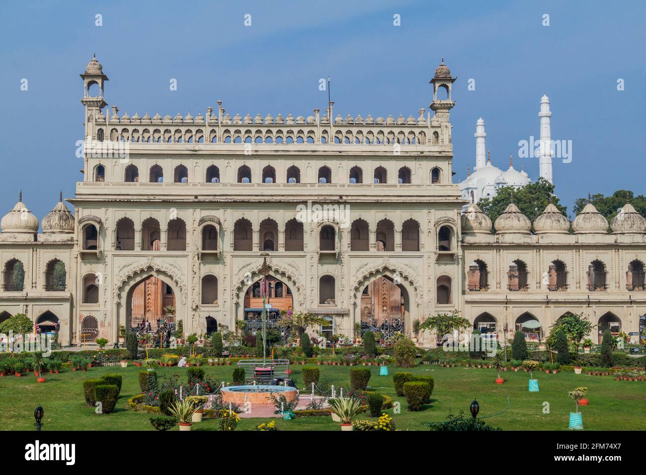 Eingangstor zu Bara Imambara in Lucknow, Bundesstaat Uttar Pradesh, Indien. Teele Wali Moschee im Hintergrund. Stockfoto