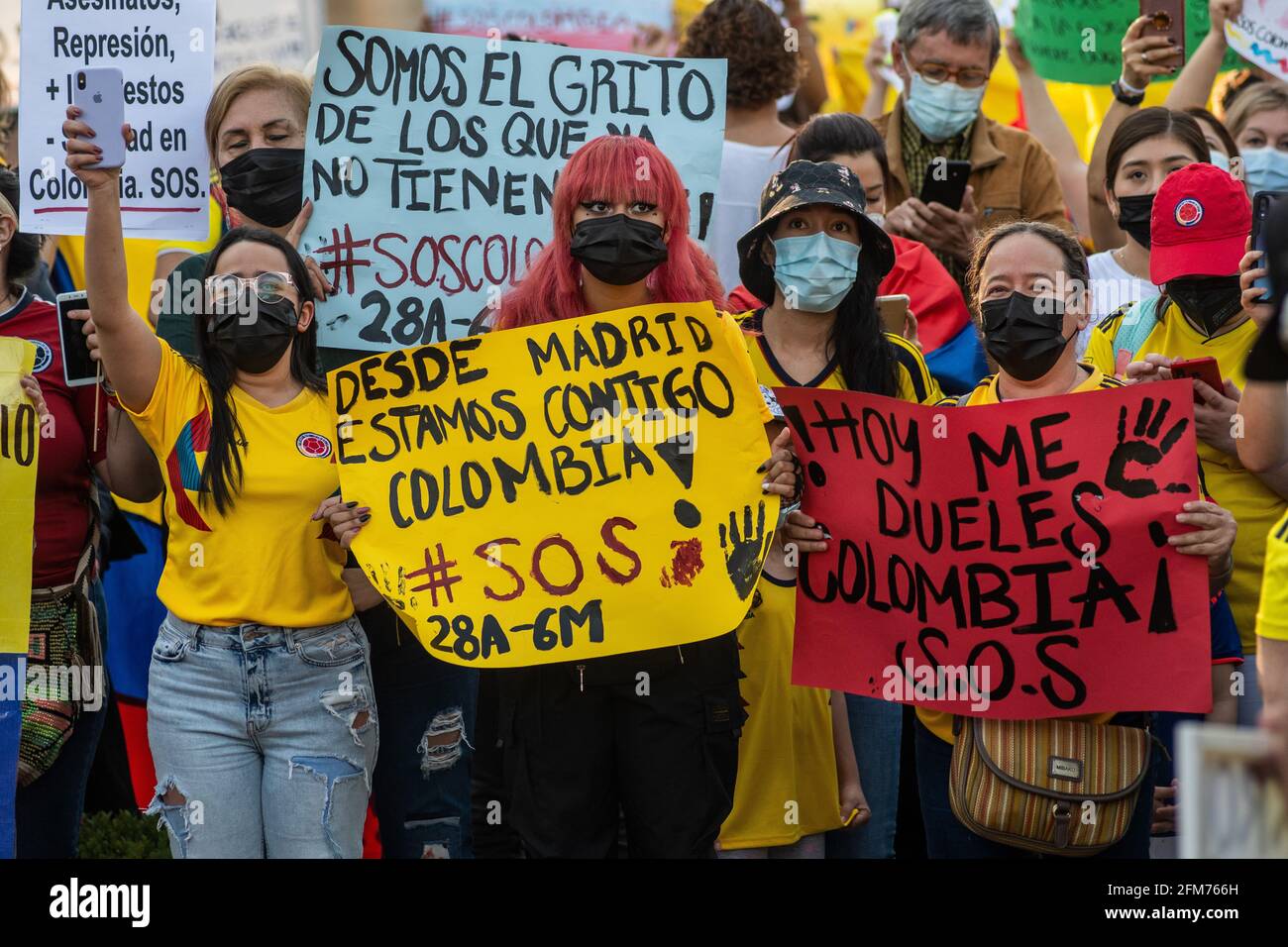 Madrid, Spanien. Mai 2021. Demonstranten mit Plakaten während einer Demonstration zur Unterstützung der kolumbianischen Bevölkerung und gegen Gewalt in ihrem Heimatland. Mit einer Bilanz von mindestens 40 Toten und mehr als 800 Verletzten aufgrund von Polizeianklagen sind die Einwohner Kolumbiens bei Demonstrationen in Kolumbien gegen die Steuerreform der Regierung von Ivan Duque auf die Straße gegangen, um gegen Präsident Ivan Duque zu protestieren. Quelle: Marcos del Mazo/Alamy Live News Stockfoto