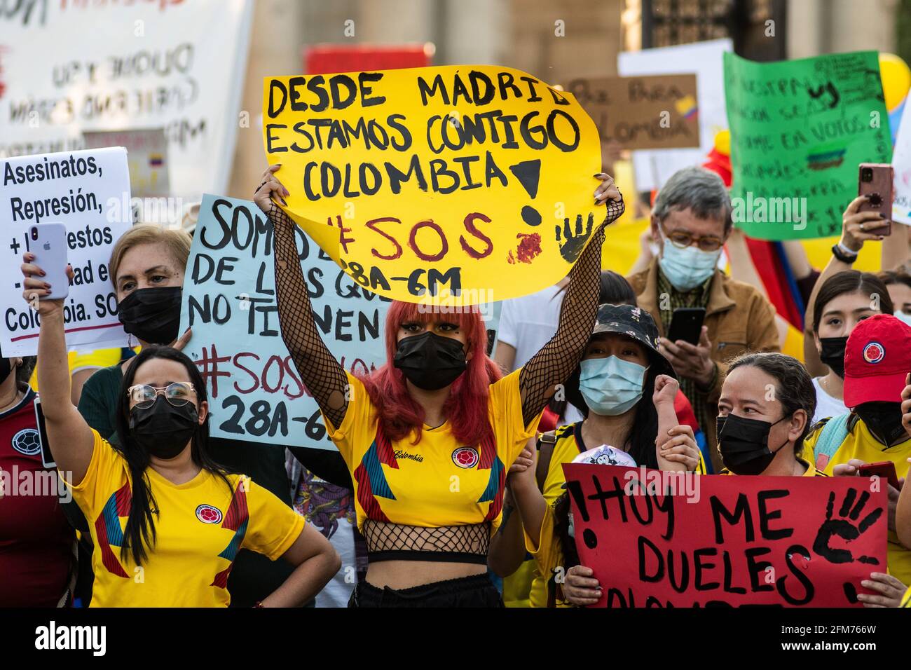 Madrid, Spanien. Mai 2021. Demonstranten mit Plakaten während einer Demonstration zur Unterstützung der kolumbianischen Bevölkerung und gegen Gewalt in ihrem Heimatland. Mit einer Bilanz von mindestens 40 Toten und mehr als 800 Verletzten aufgrund von Polizeianklagen sind die Einwohner Kolumbiens bei Demonstrationen in Kolumbien gegen die Steuerreform der Regierung von Ivan Duque auf die Straße gegangen, um gegen Präsident Ivan Duque zu protestieren. Quelle: Marcos del Mazo/Alamy Live News Stockfoto