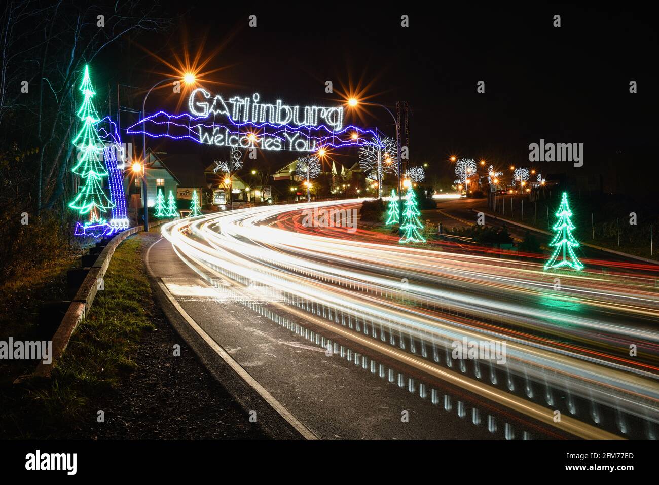 Nachtansicht des dekorierten Eingangs zur Innenstadt von Gatlinburg mit Weihnachtslichtern, Tor zum Great Smoky Mountains National Park, TN, USA Stockfoto