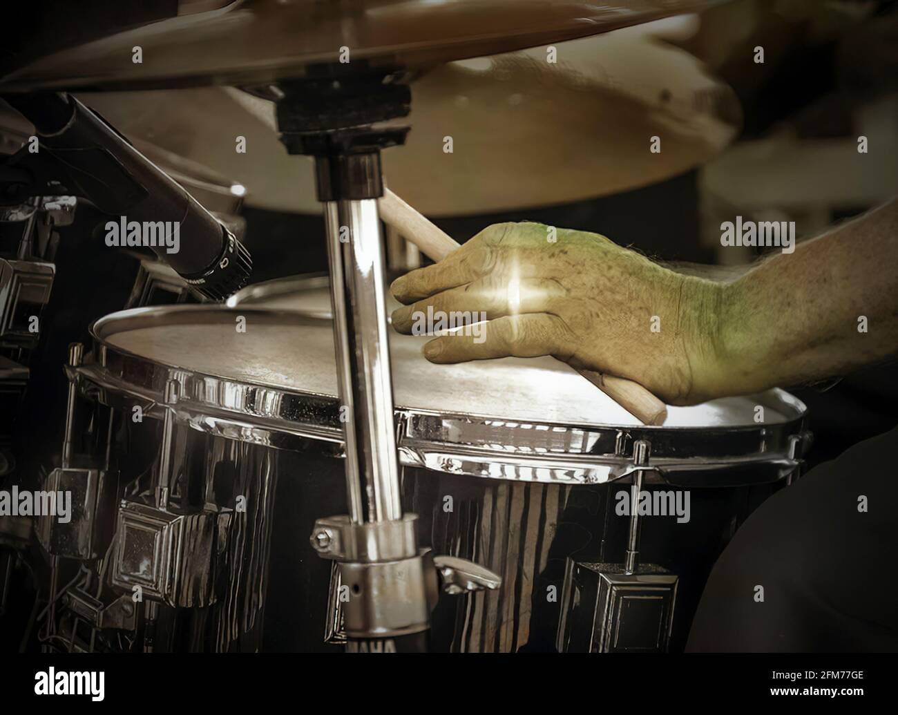 Diamantbrechung an den Händen des Schlagzeugers, Stockfoto