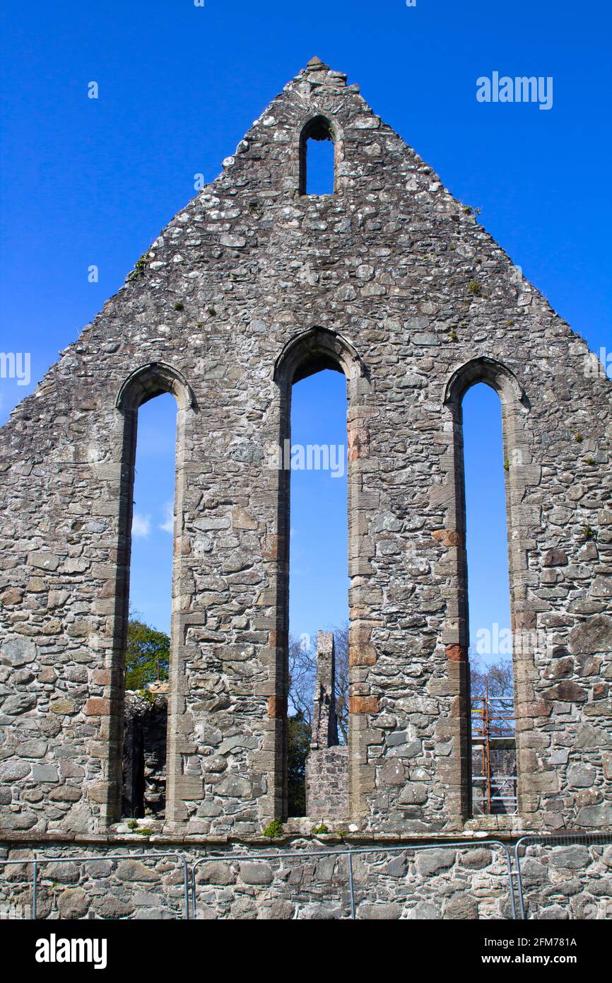 Die Giegelwand der Ruinen des historischen Klosters Greyabbey, das aus dem 13. Jahrhundert stammt. Gesehen vor einem klaren blauen Himmel Stockfoto