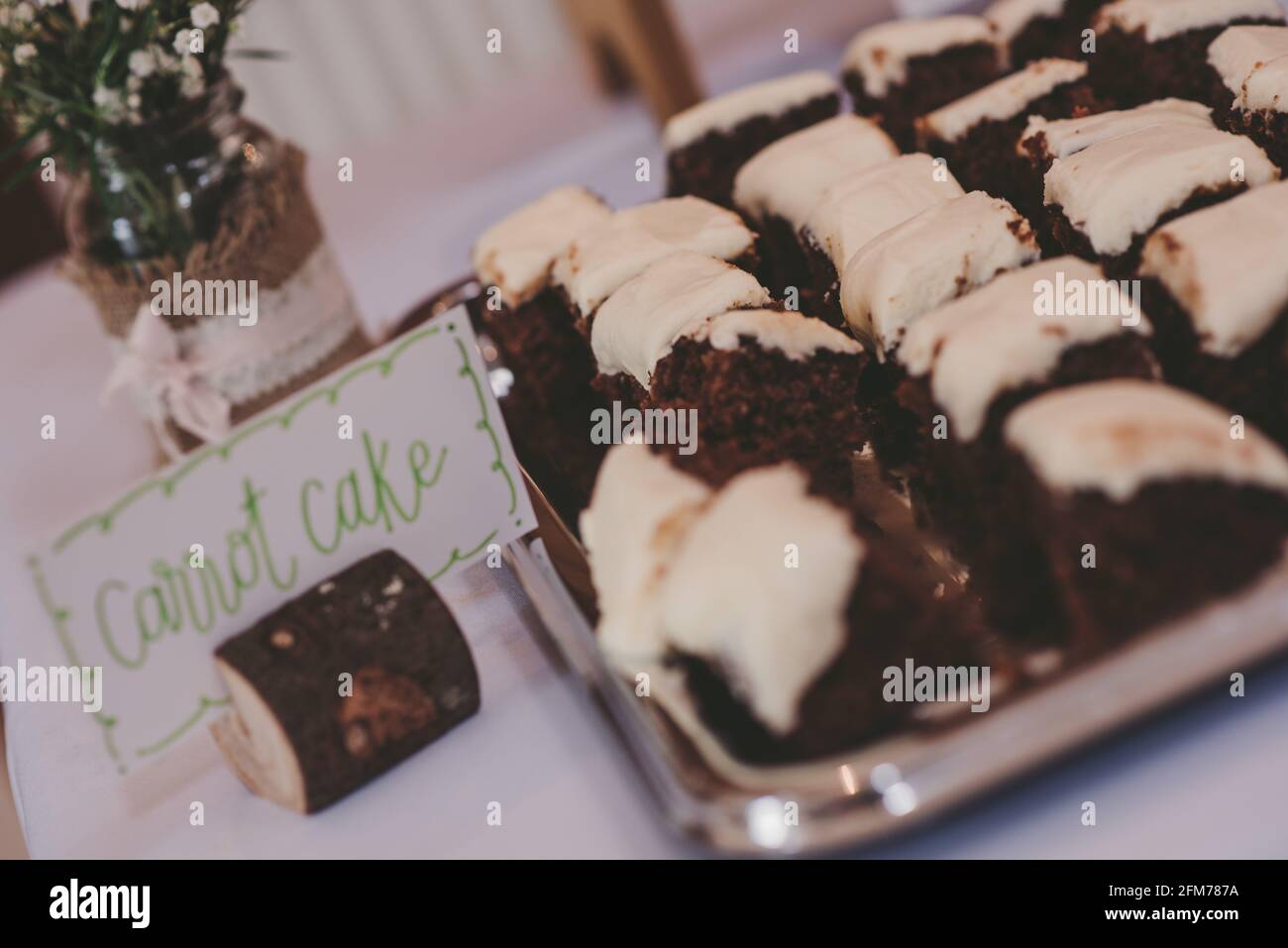 Handgeschriebenes Schild für Karottenkuchen am Partybuffet Stockfoto