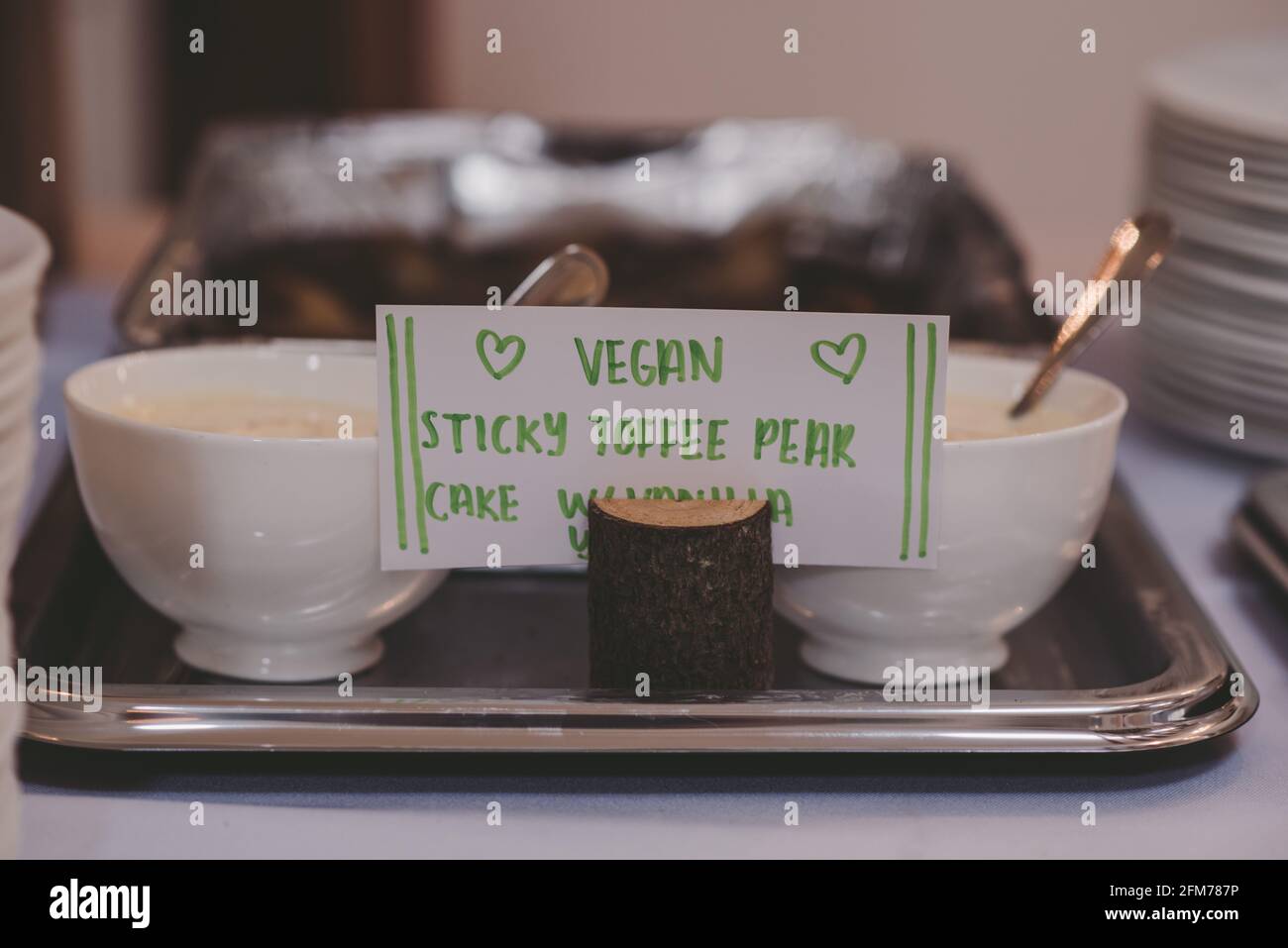 Schild mit veganem Kuchen am Partybuffet Stockfoto