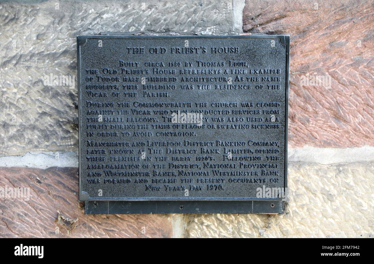 Informationstafel auf dem Alten Priesterhaus in Prestbury in „Hes“ Stockfoto