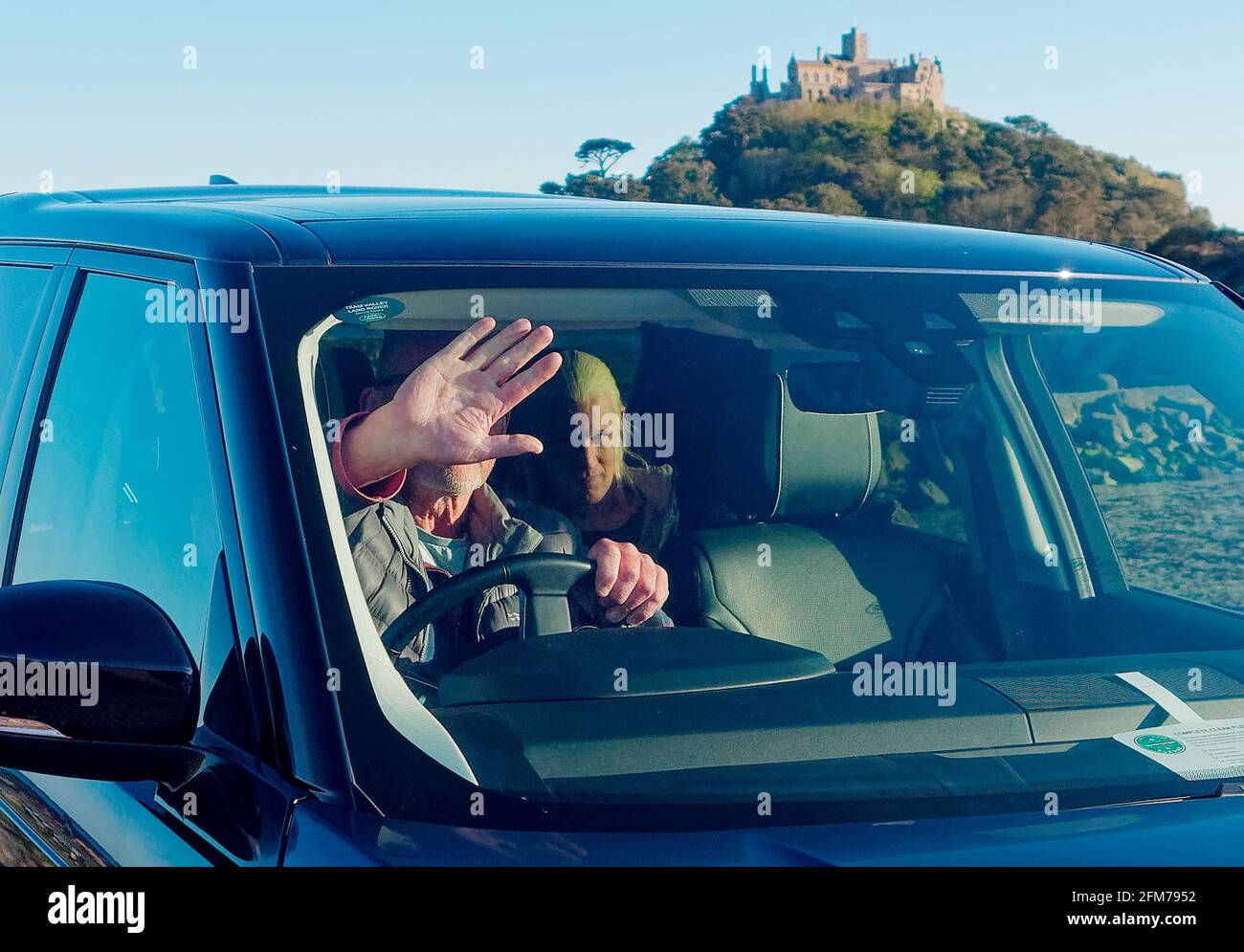 Das Haus des Drachenprinzen der Dämon Targaryen bekommt eine Fahrt Das Set in einem Range Rover Stockfoto