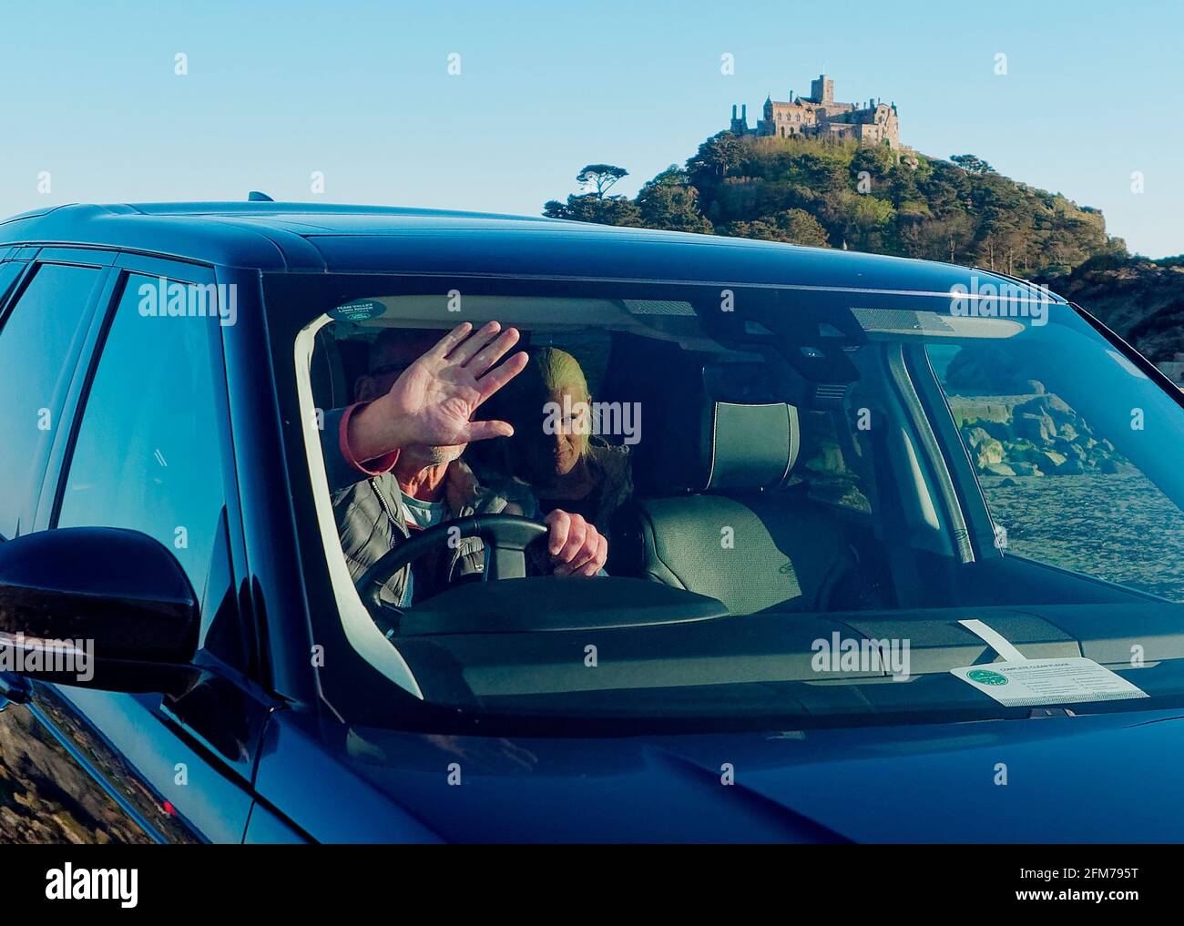 Das Haus des Drachenprinzen der Dämon Targaryen bekommt eine Fahrt Das Set in einem Range Rover Stockfoto