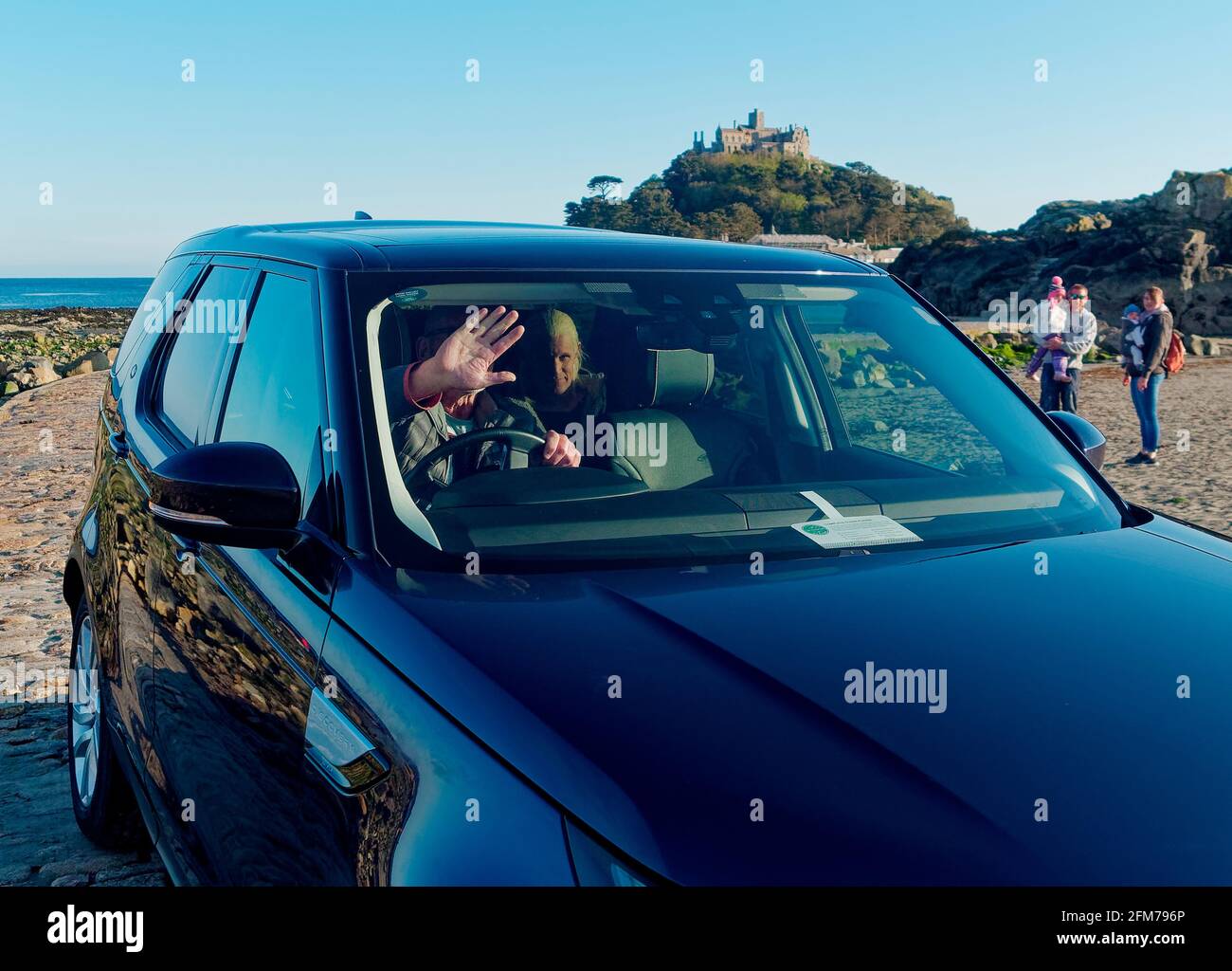 Das Haus des Drachenprinzen der Dämon Targaryen bekommt eine Fahrt Das Set in einem Range Rover Stockfoto