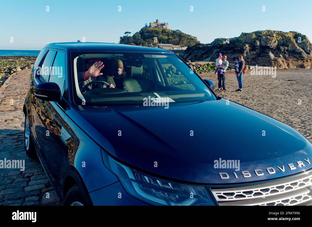 Das Haus des Drachenprinzen der Dämon Targaryen bekommt eine Fahrt Das Set in einem Range Rover Stockfoto