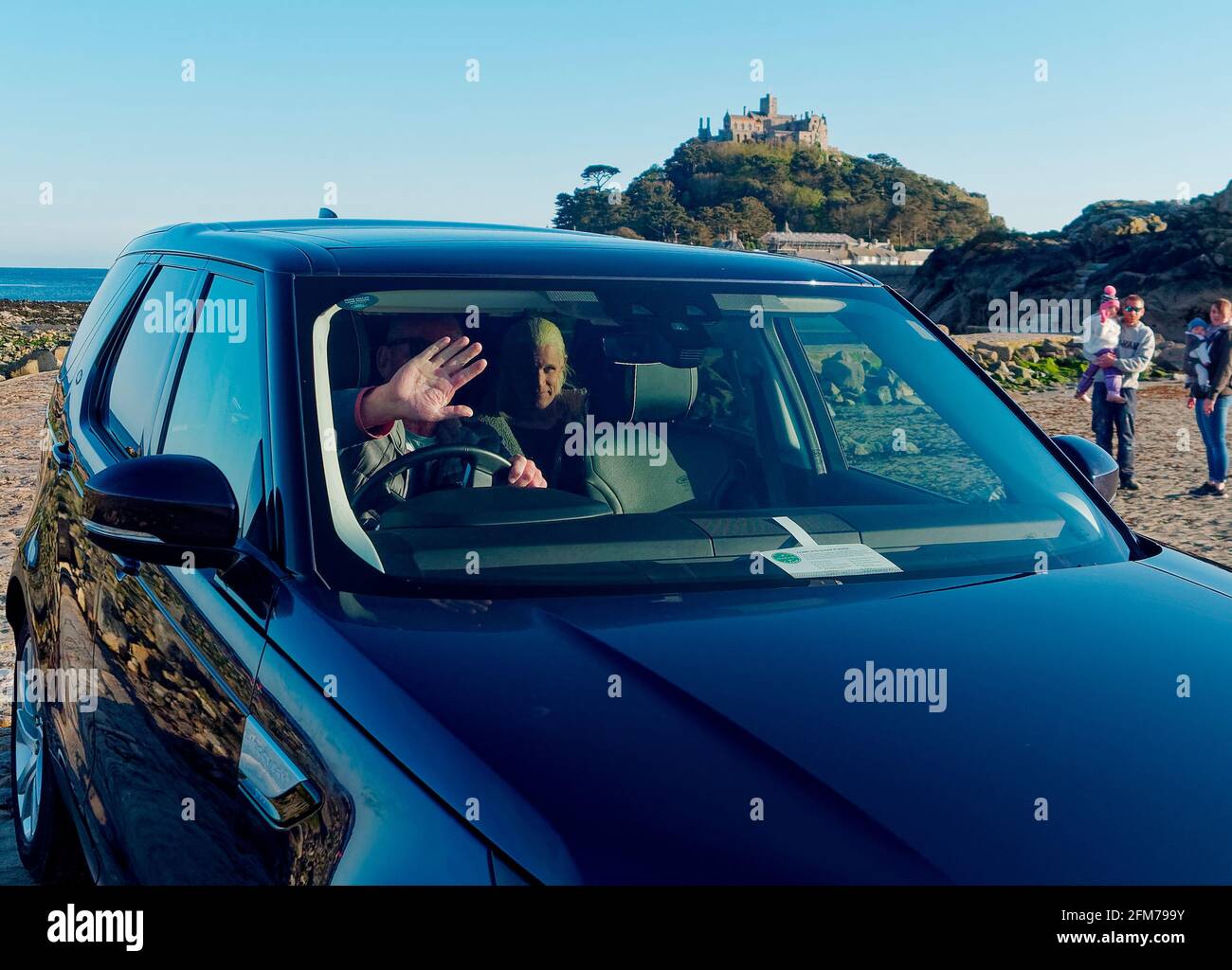 Das Haus des Drachenprinzen der Dämon Targaryen bekommt eine Fahrt Das Set in einem Range Rover Stockfoto