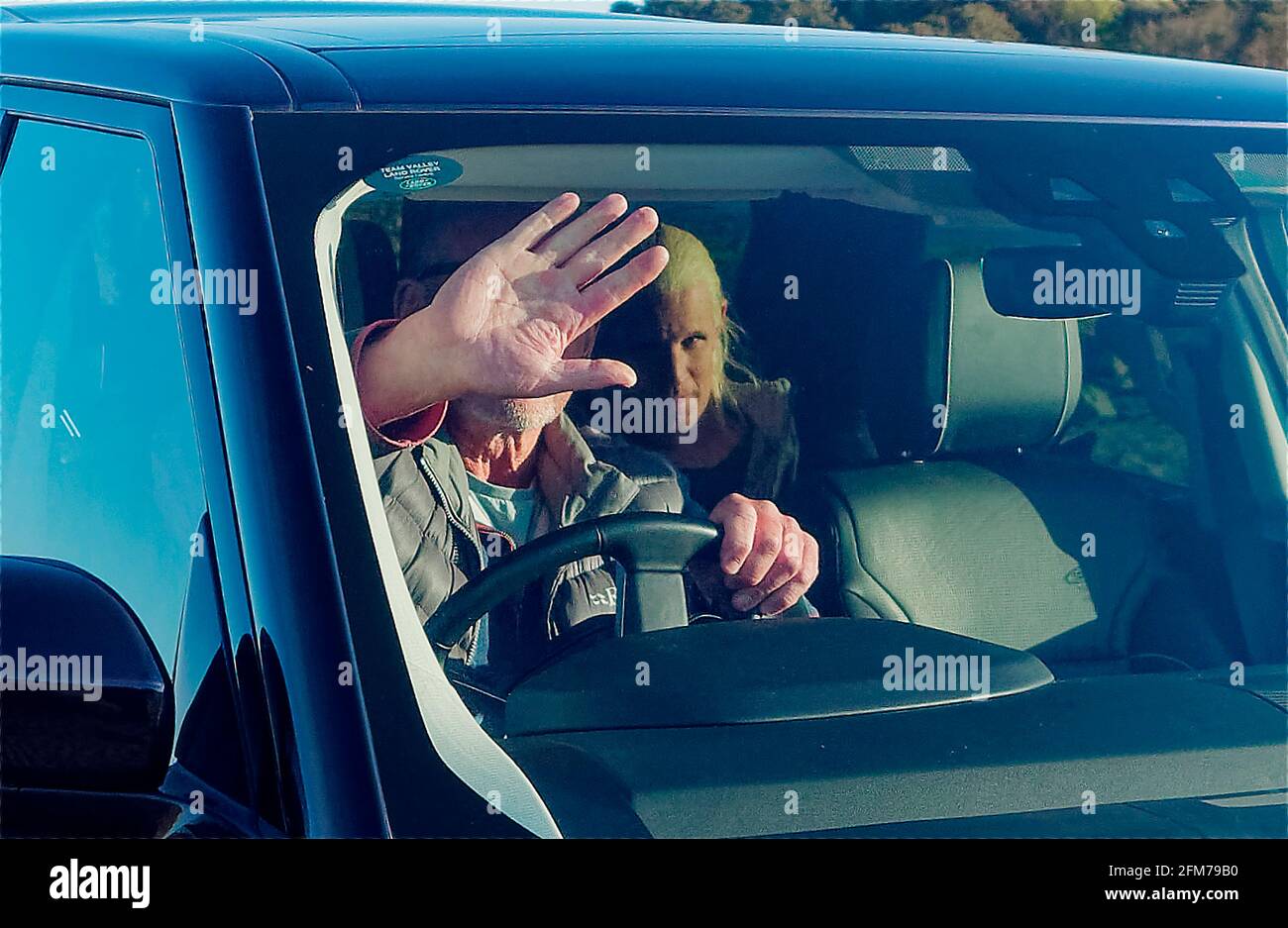 Das Haus des Drachenprinzen der Dämon Targaryen bekommt eine Fahrt Das Set in einem Range Rover Stockfoto