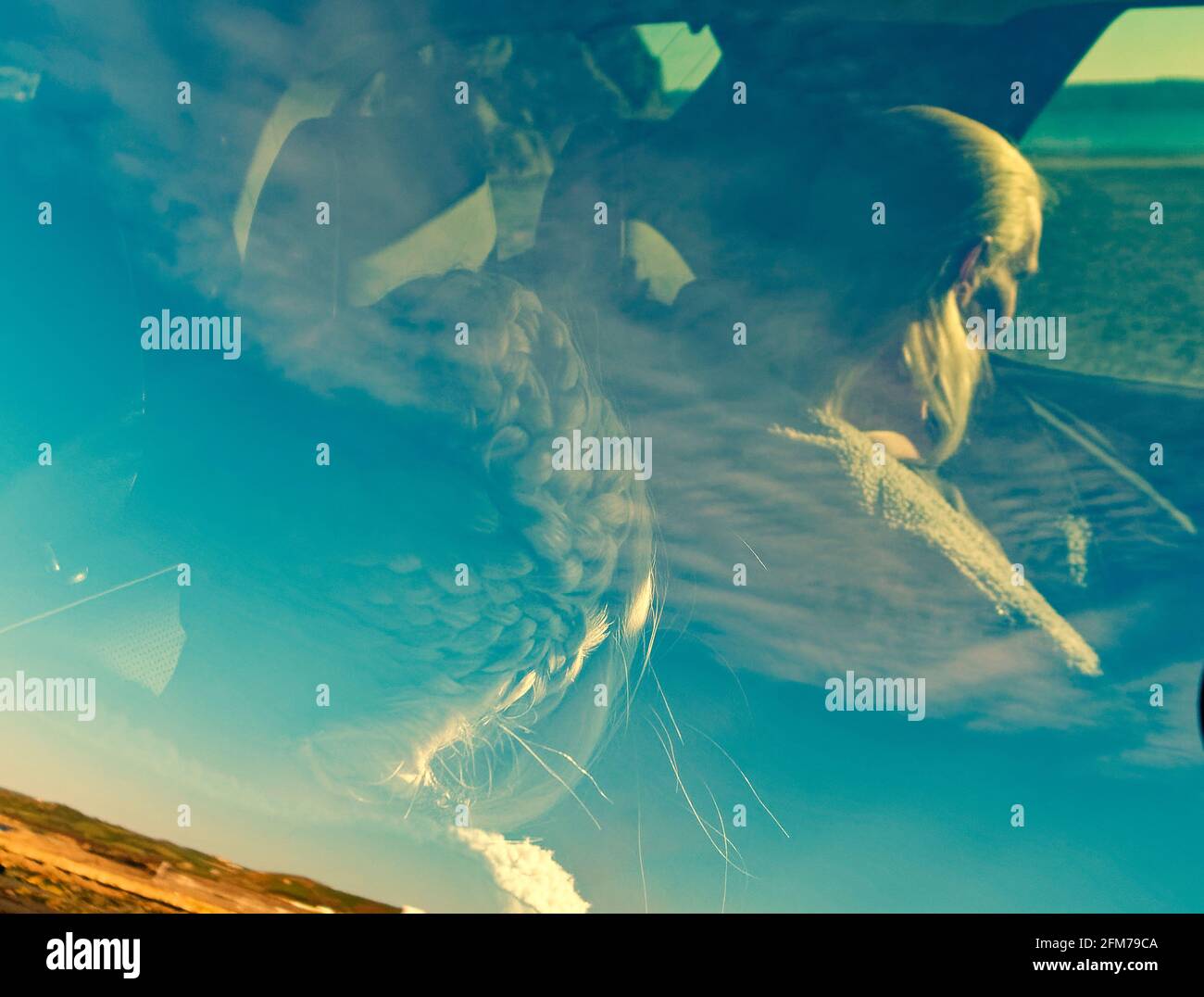 Das Haus des Drachenprinzen der Dämon Targaryen bekommt eine Fahrt Das Set in einem Range Rover Stockfoto