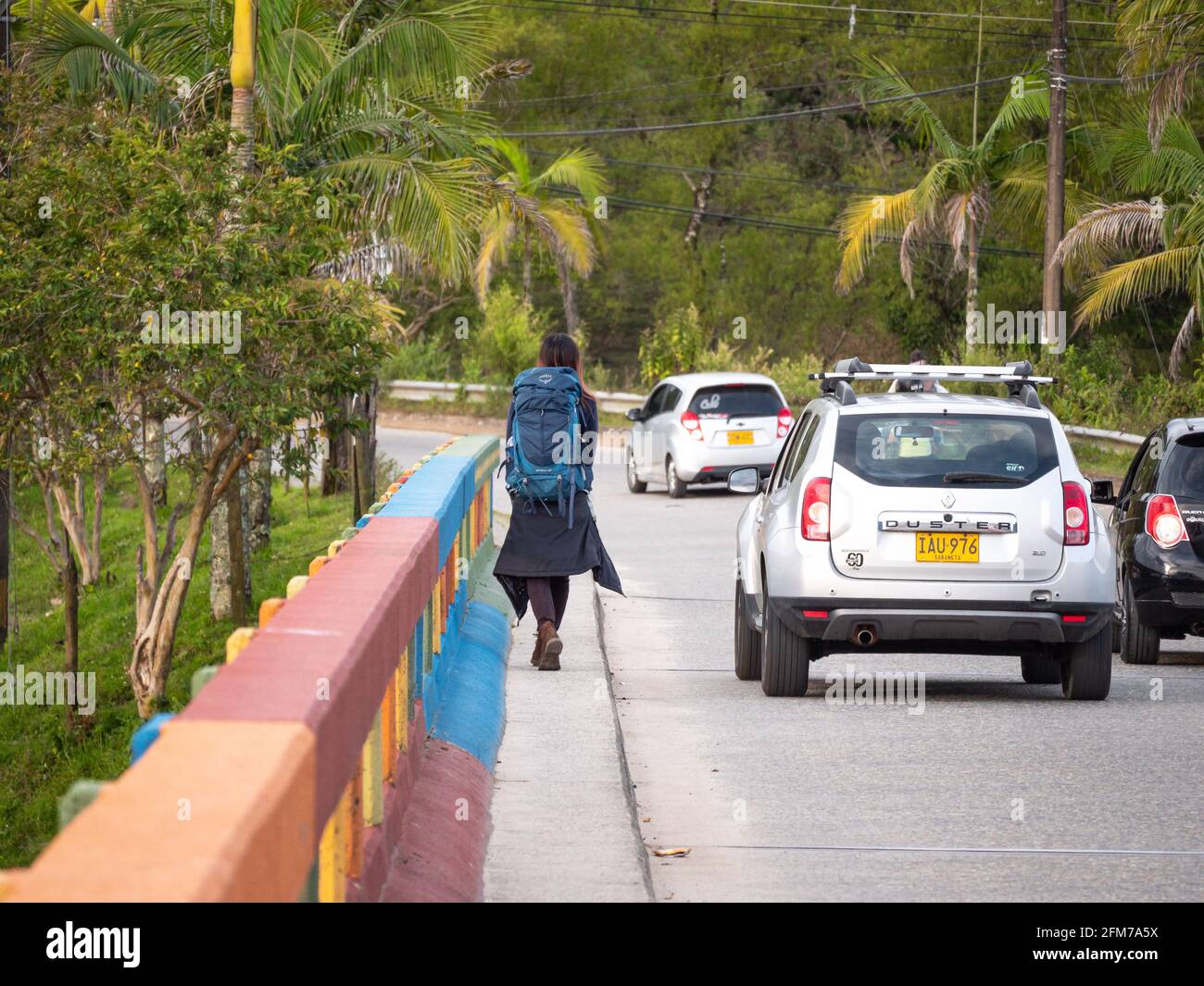 Guatape, Antioquia, Kolumbien - April 3 2021: Touristischer Spaziergang auf dem Land Brücke in der Nähe eines Sees Stockfoto